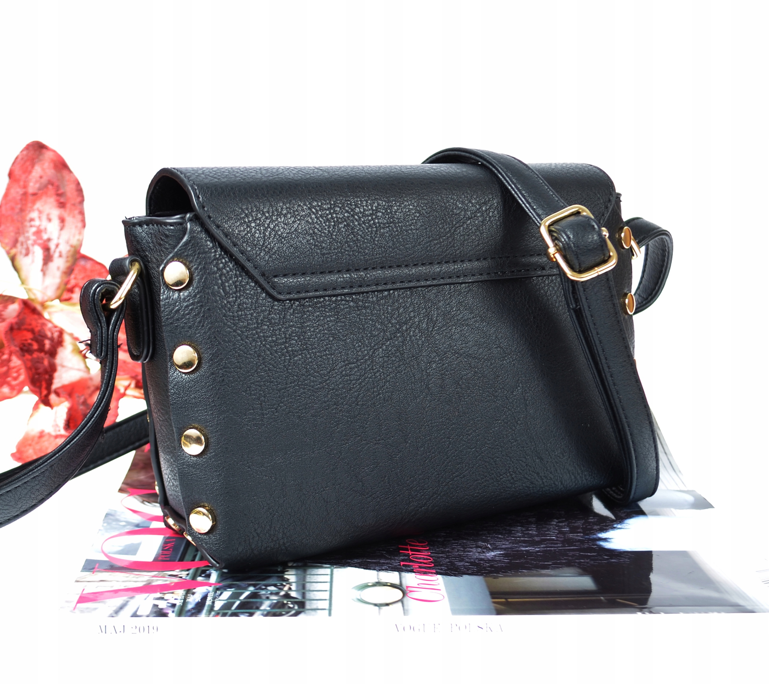 TOREBKA DAMSKA LISTONOSZKA ćwieki CZARNA Materiał dominujący skóra ekologiczna