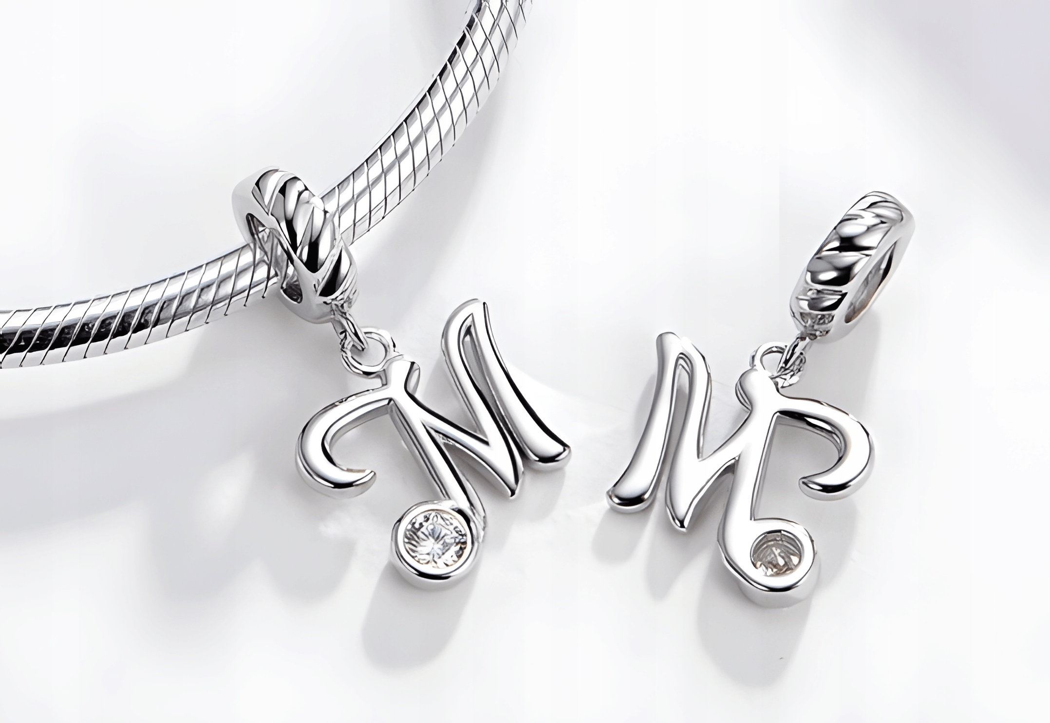 CHARMS ZAWIESZKA LITERA M Cyrkonia S925 Marka Inna marka