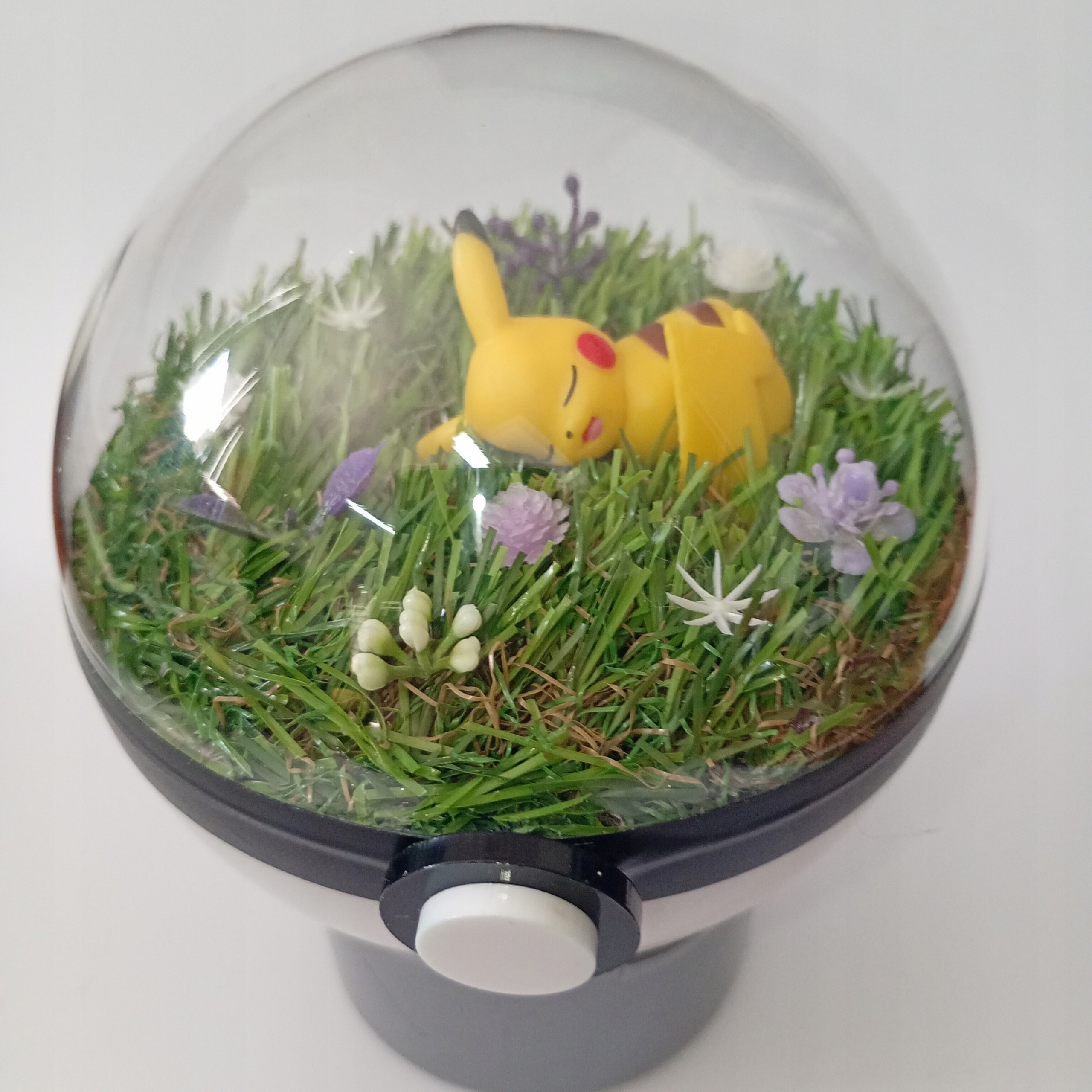 Pikachu – Pokeballové Terárium Unikátní Diorama Pokémon Ručně Vyrobené 10 CM