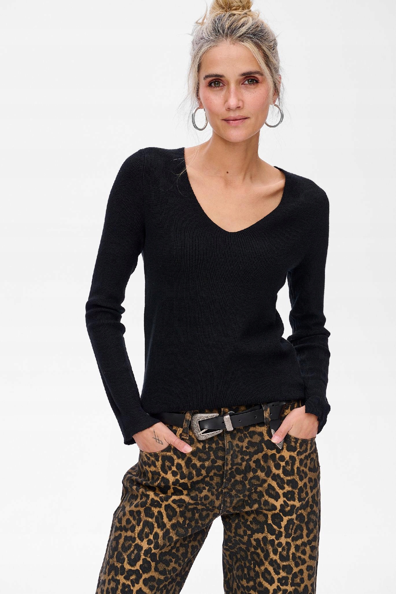 Přiléhavý dámský svetr černý 6035 blue shadow vel. Univerzální