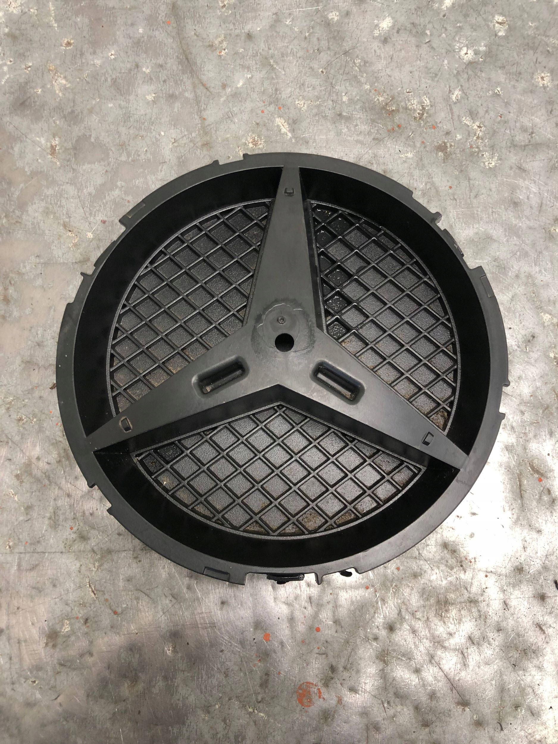 holder ZNACZKA front MERCEDES A0008880060