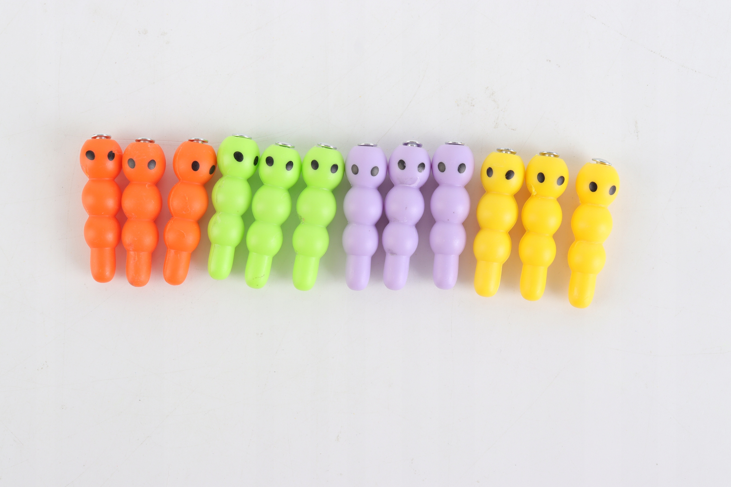 GRA MAGNETYCZNA NAKARM PTASZKA MONTESSORI DZIĘCIOŁ 12 ROBACZKÓW PREZENT HQ Szerokość produktu 27 cm