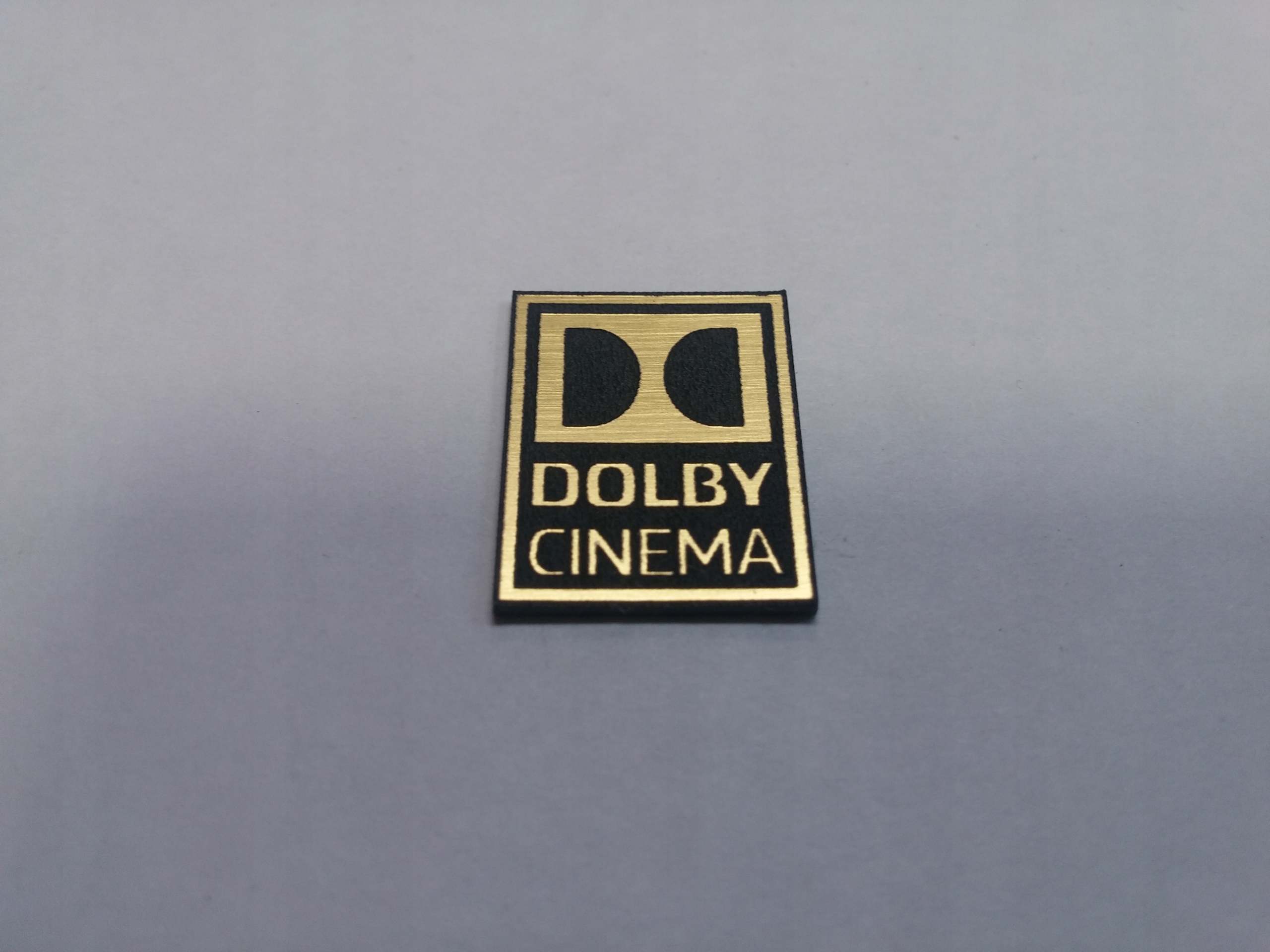 

Dolby Cinema naklejka emblemat 15 x 19 mm *złota