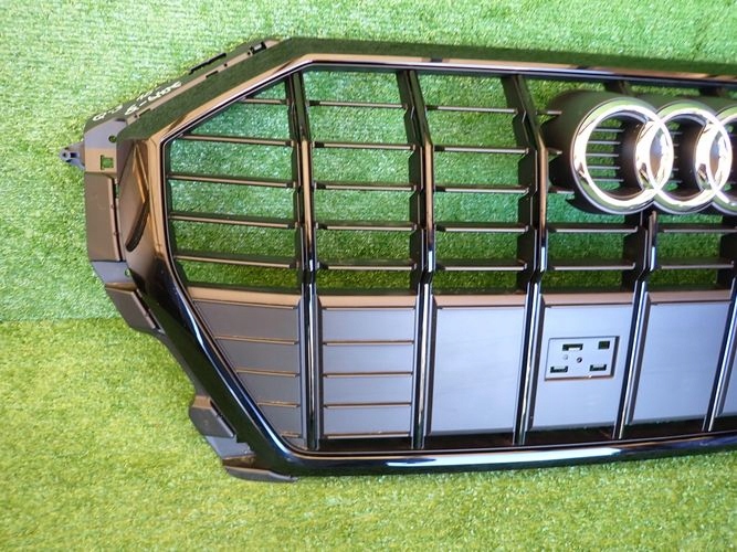 AUDI Q3 83A S-LINE 18- Grille 83A853651E