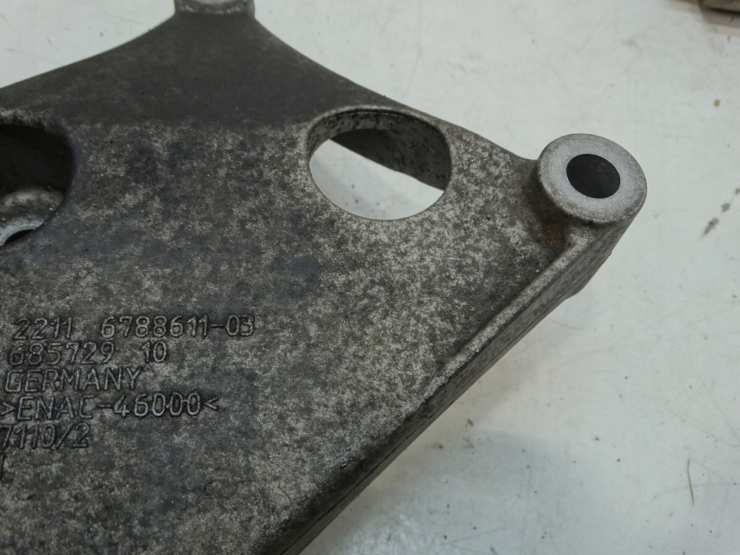 holder engine mount left BMW 1 F20 2.0D 2013R. 6788611