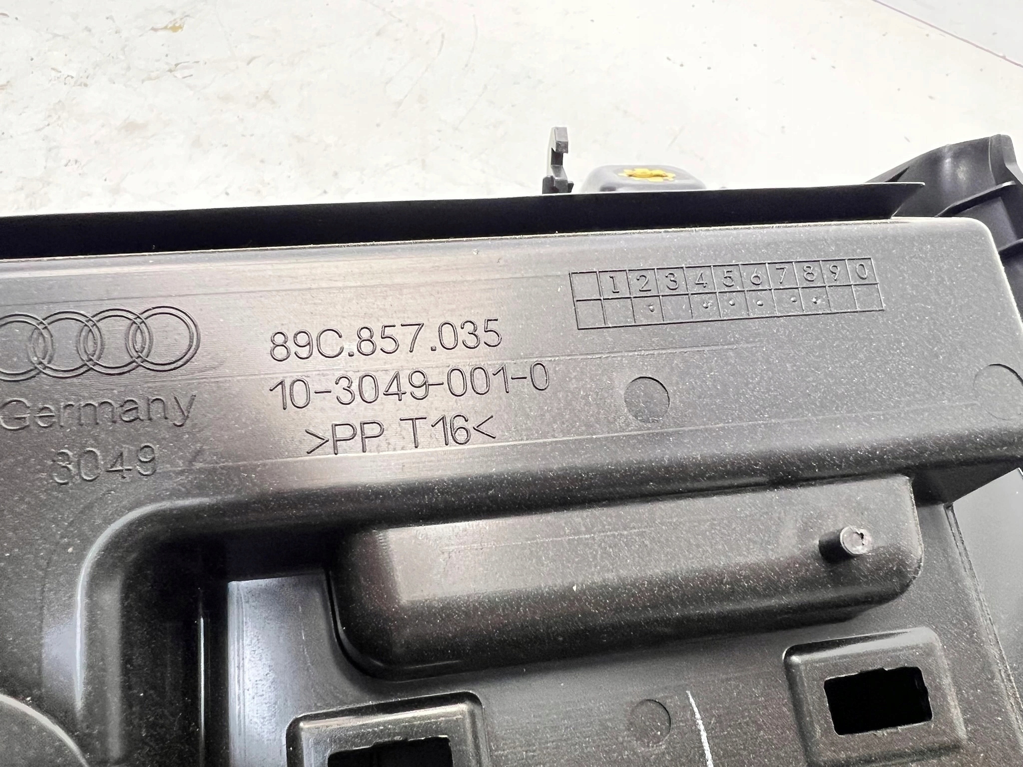 pretinac suvozača suvozača AUDI Q4 E-TRON 89C857035