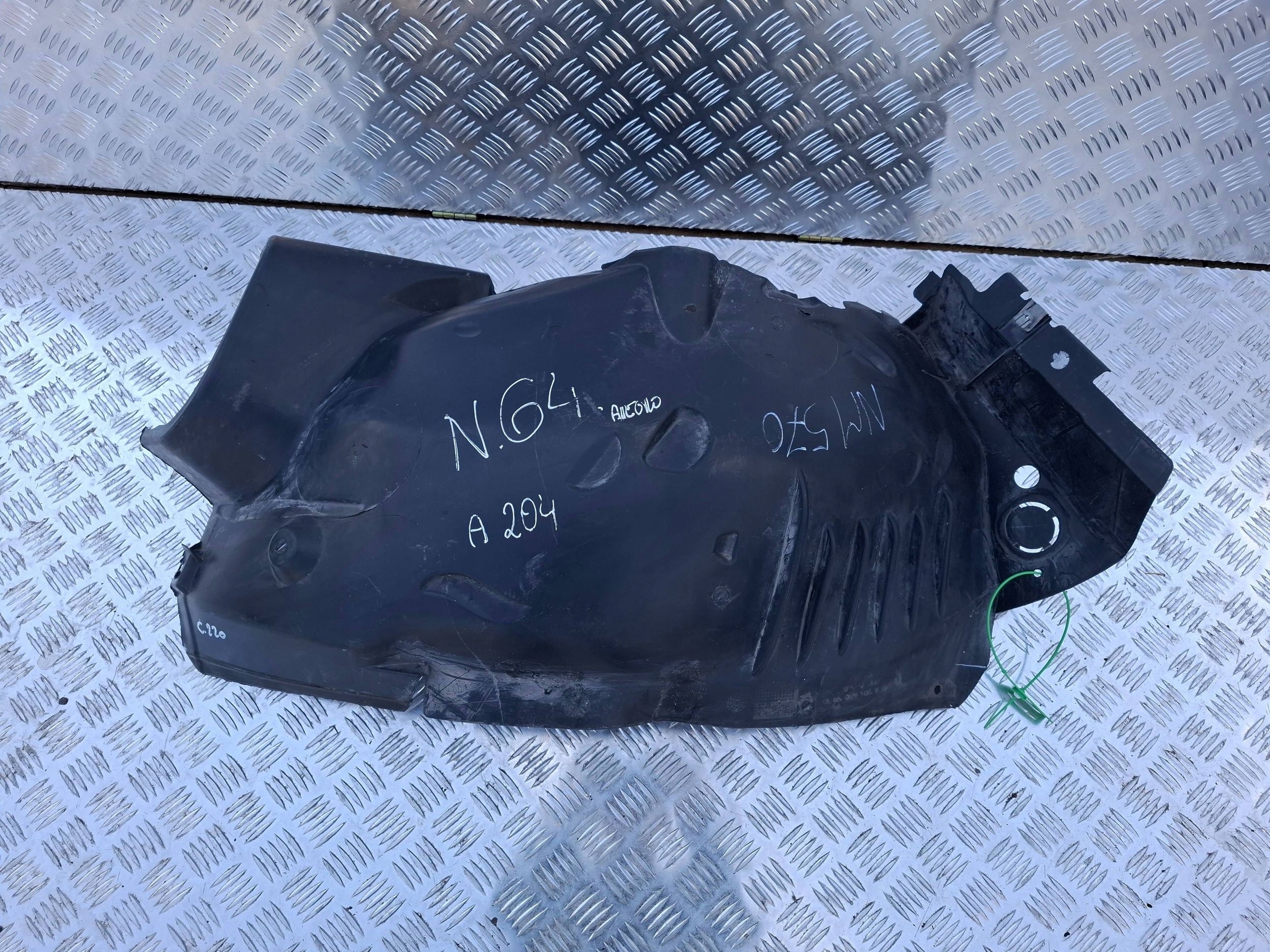 mudguard right front part front A2046905930 MERCEDES C KLASA W204 LIFT