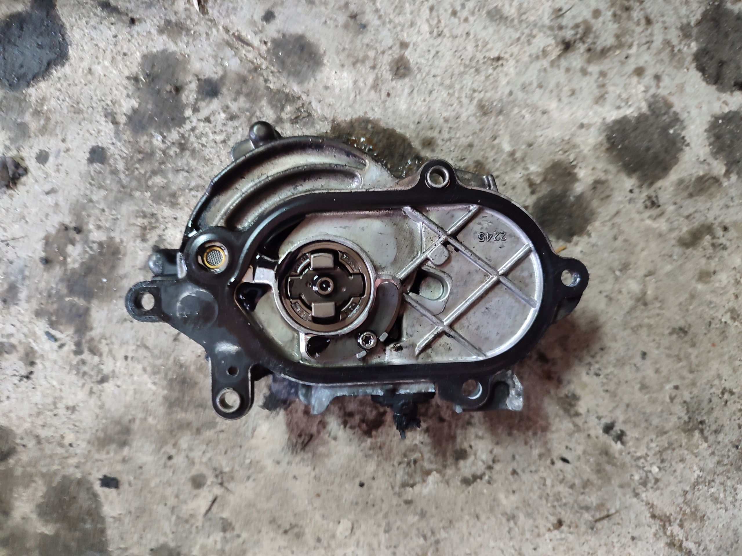 pump vacuum Audi A6 C8 2,0 TDI 05L145100B