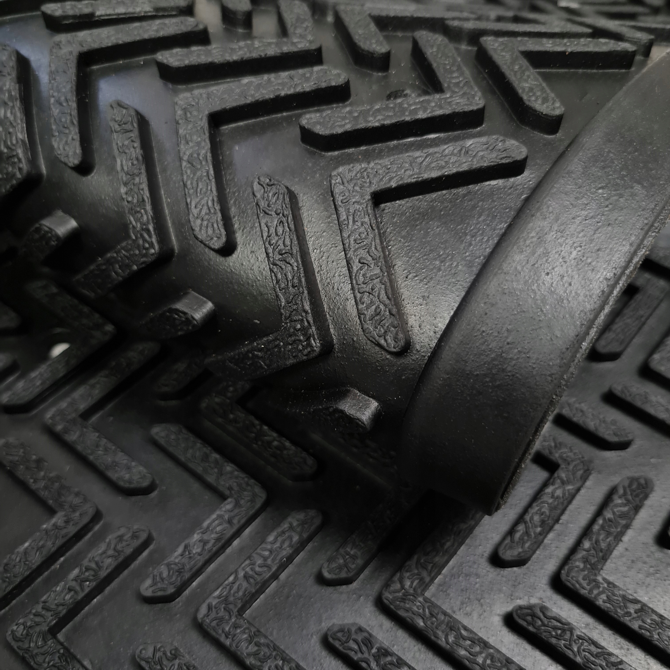 WYCIERACZKA POD DRZWI ZEWNĘTRZNA GUMOWA MATA DO BUTÓW 40x70 Z NAJAZDEM Marka Oxide