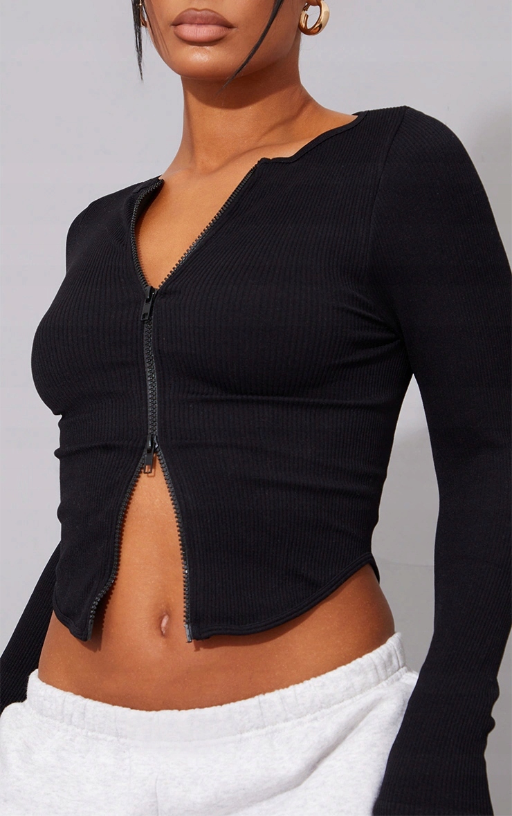 PRETTYLITTLETHING PRĄŻKOWANY TOP Z ZAMKIEM S Kolor czarny