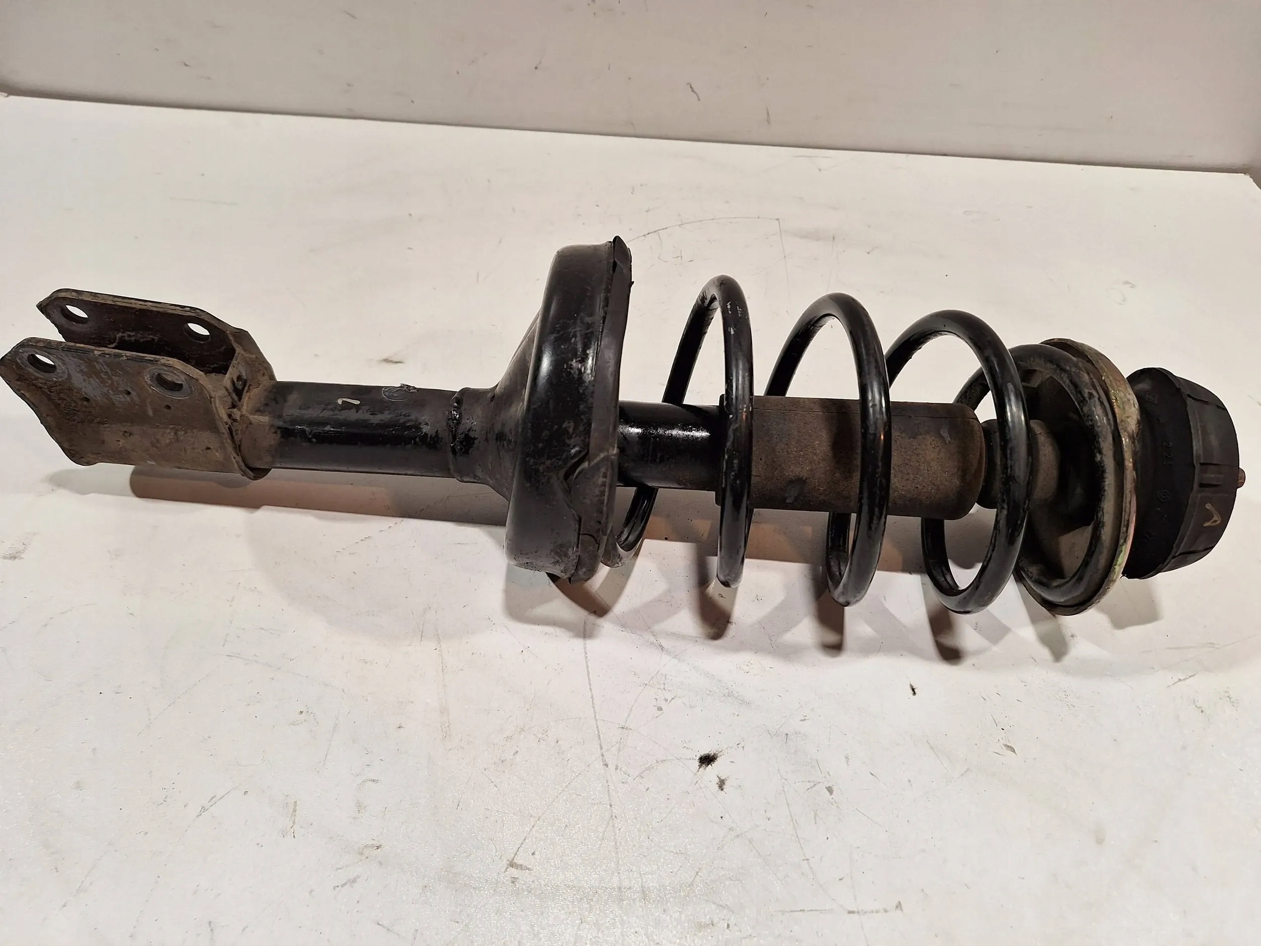 Amortyzator przód lewy Renault Clio II 98- Numer katalogowy części VNM8372