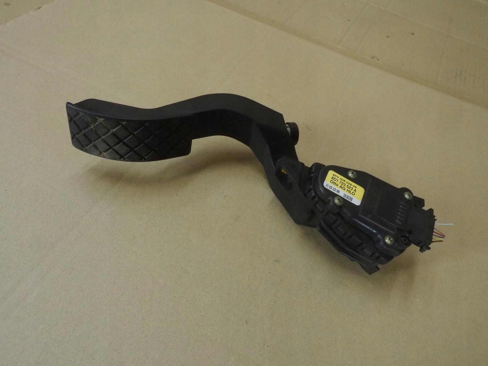 педаль потенциометр газа Audi OE 8D1723523A
