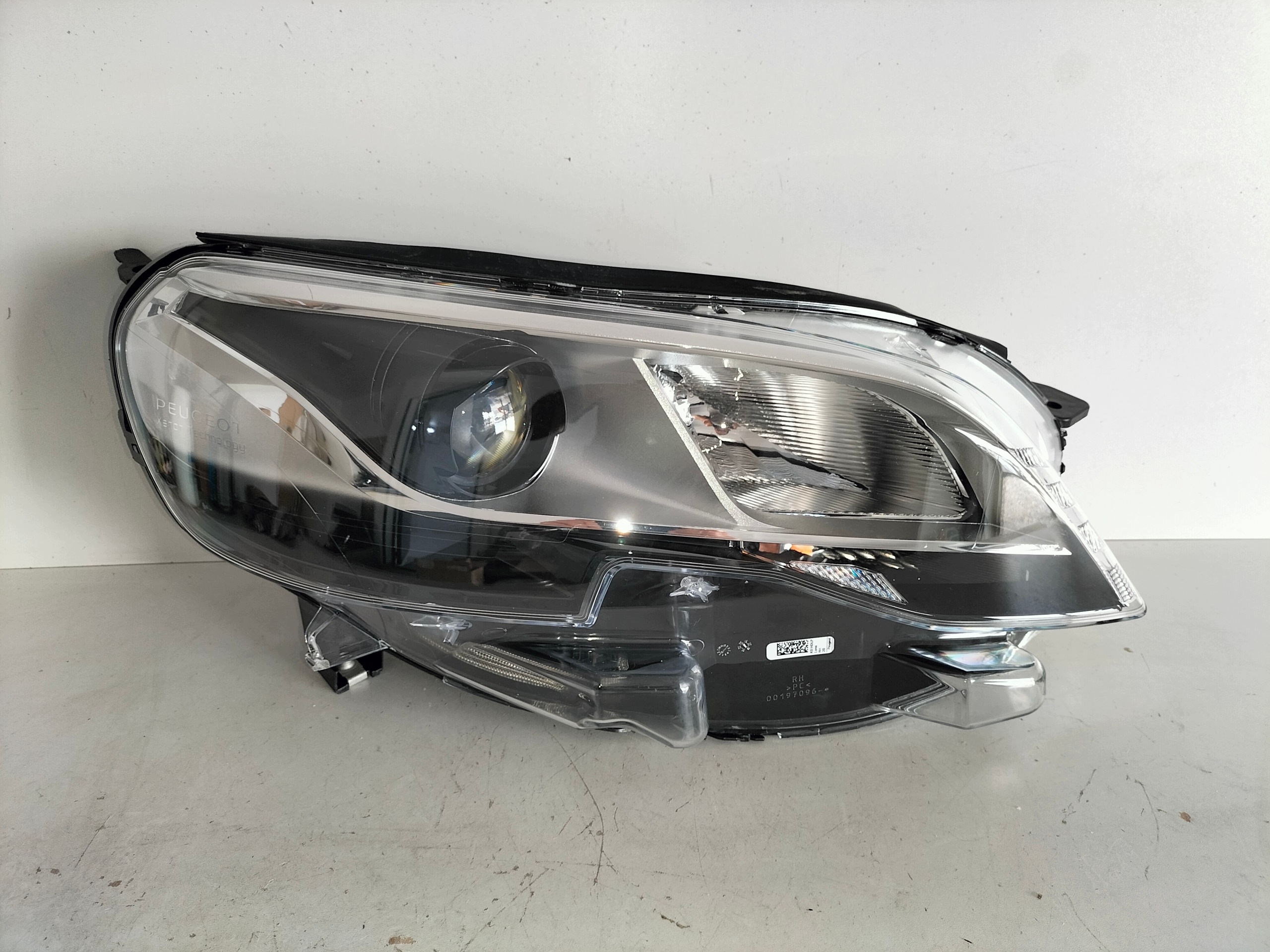 light front reflektor right PEUGEOT EXPERT III 16- TRAVELLER XENON