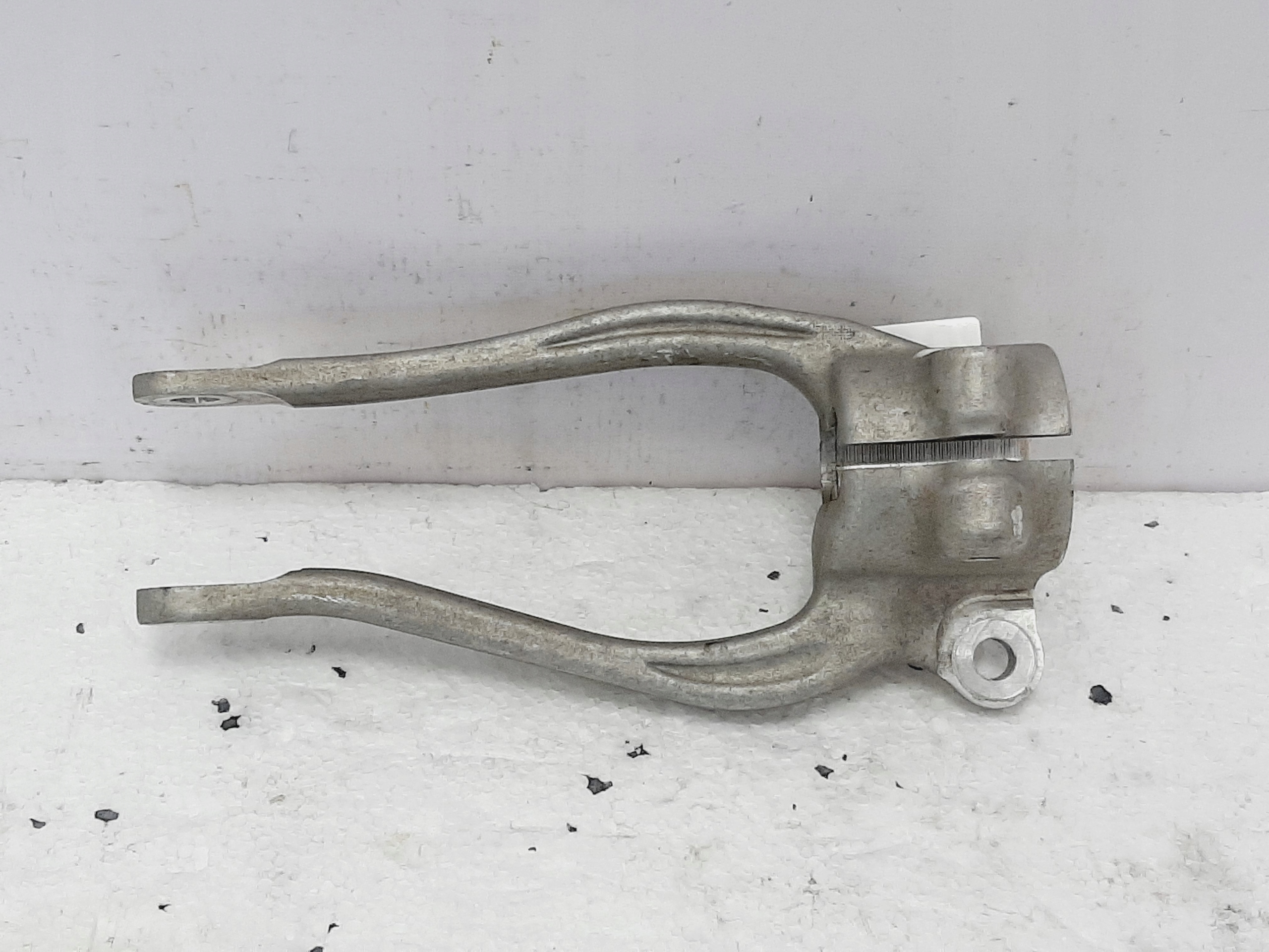 Uchwyt mocowanie amortyzatora PRAWY BMW G30 G11 Numer katalogowy części 6861200