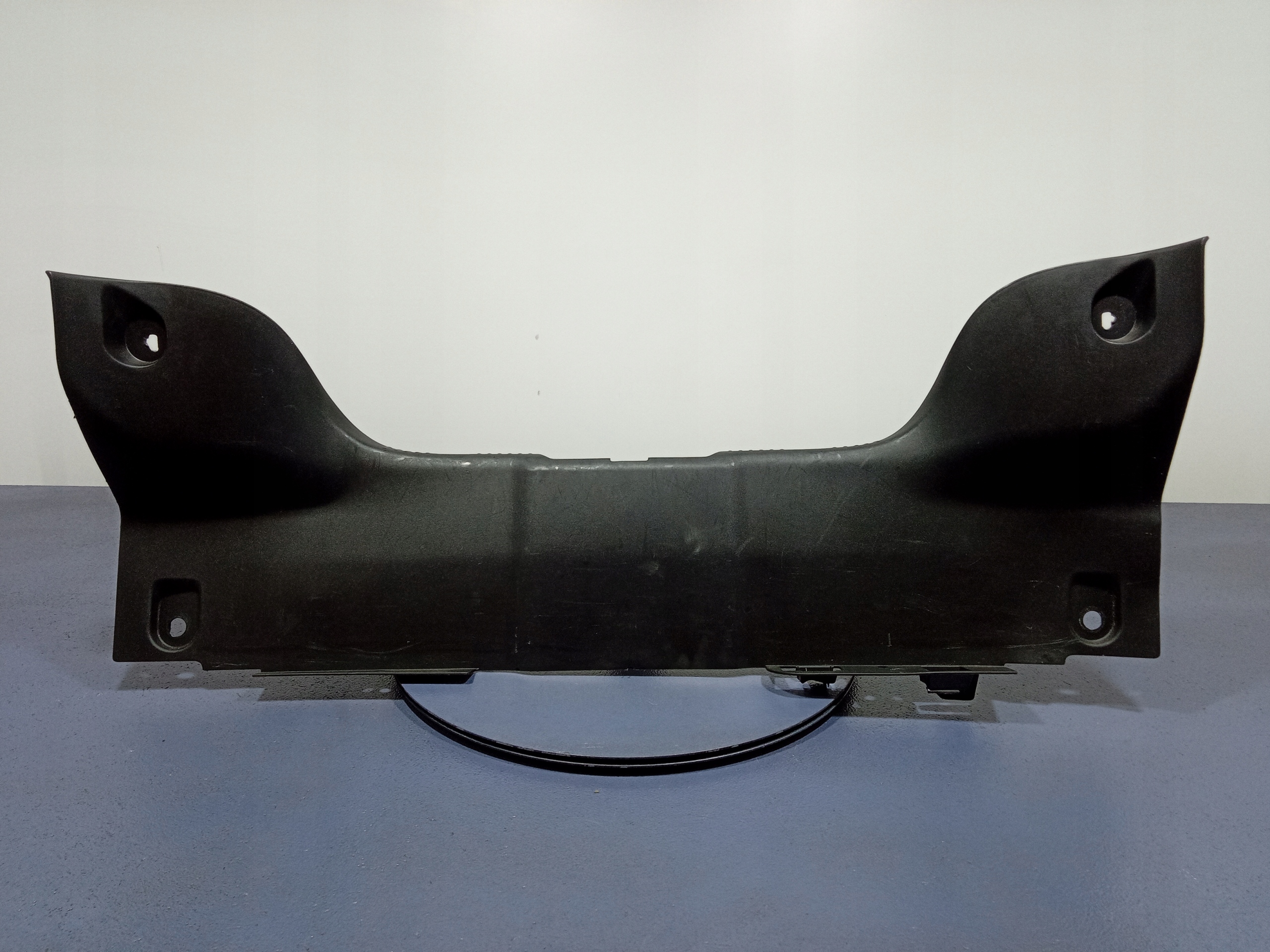 MUSTANG VI 15- OSŁONA PASA TYŁ PROGU BAGAŻNIKA FR3B-63424A82