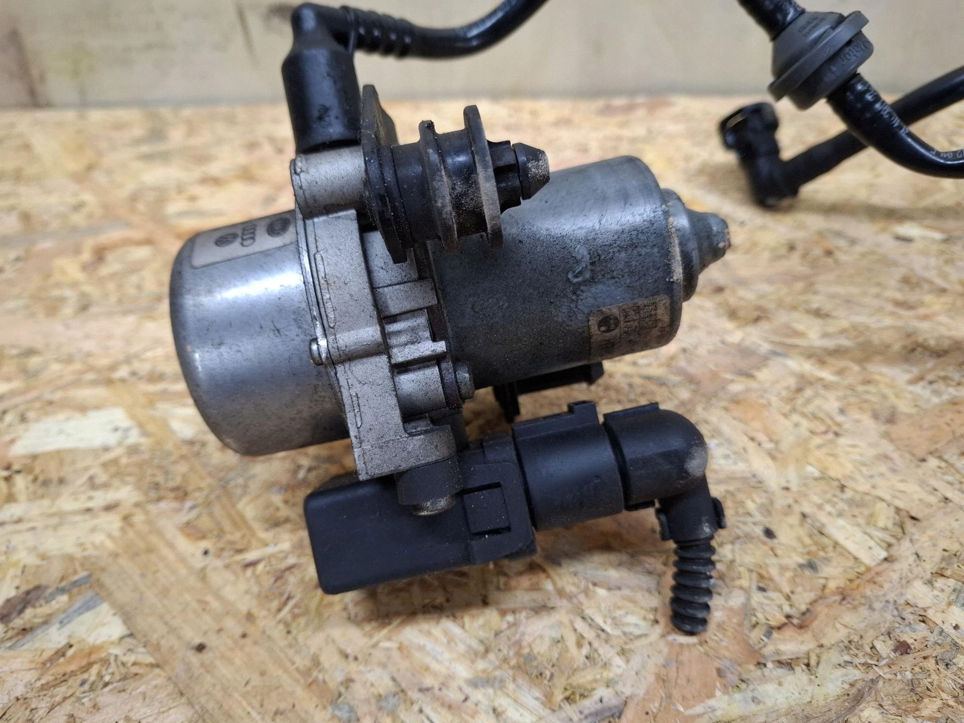 supplementary water pump Volkswagen Passat B7 2013 1JO612181D
