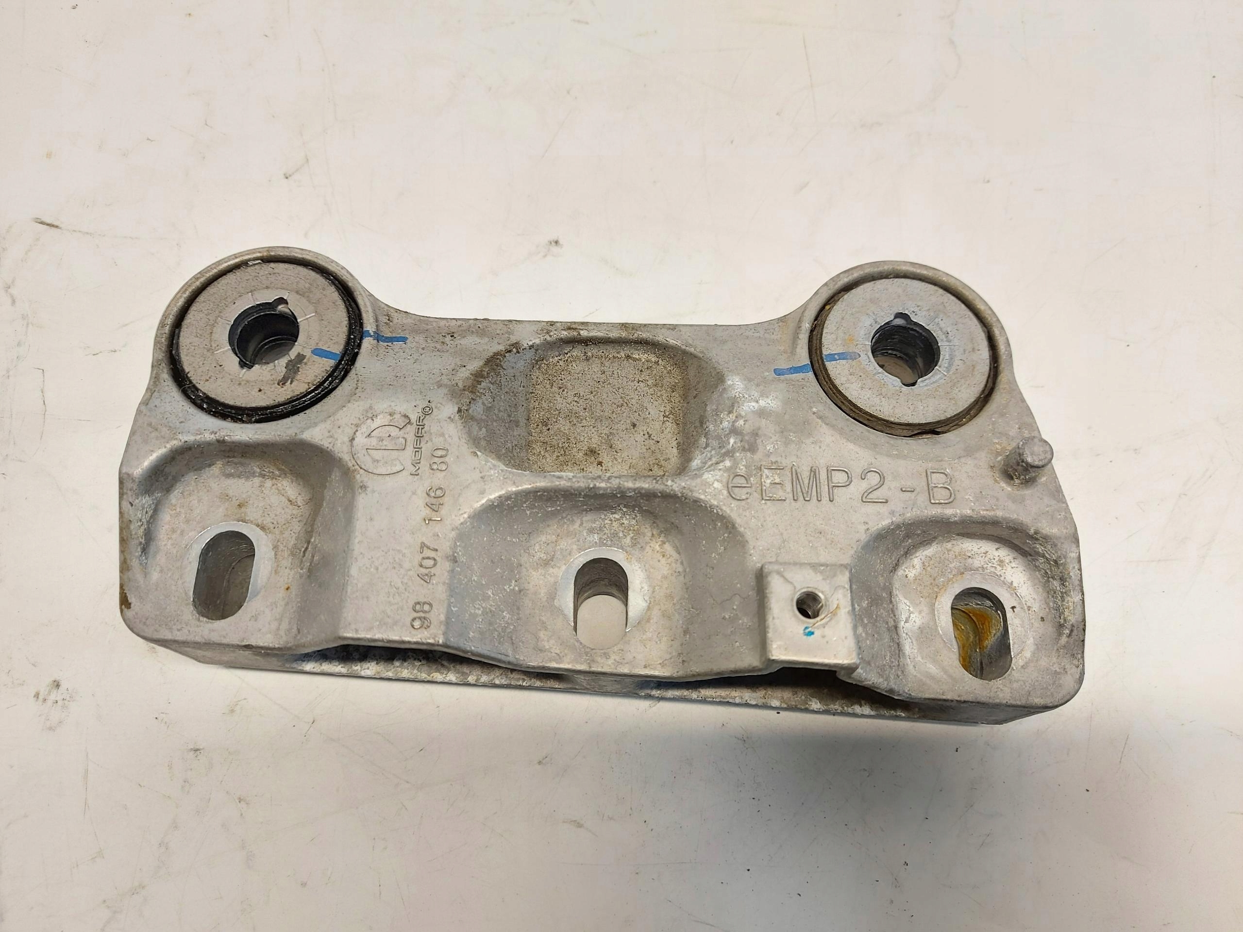 Peugeot 3008 III E3008 holder engine mount right right front 9840714680