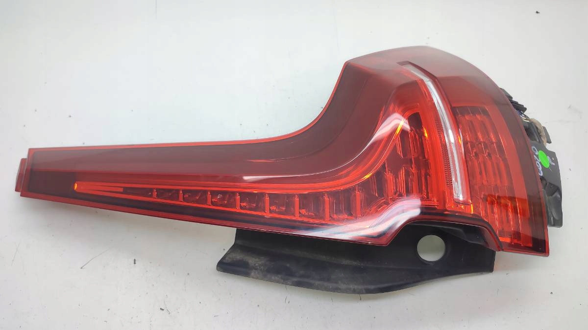 LAMPA TYŁ TYLNA PRAWA W BŁOTNIK VOLVO V60 II EUROPA 32228899 Producent części OEM