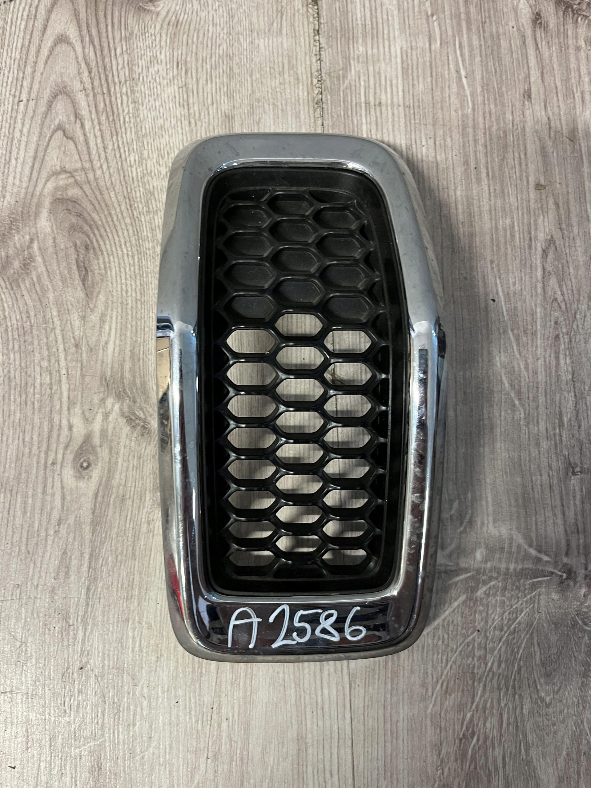 JEEP CHEROKEE KL GRILL ATRAPA KRATKA NR. 3 68138335aa