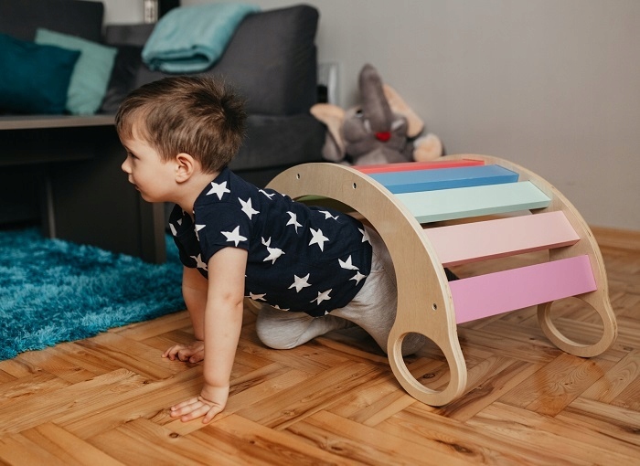 O5 Bujak Artnico kolorowa huśtawka Montessori pastel Materiał drewno