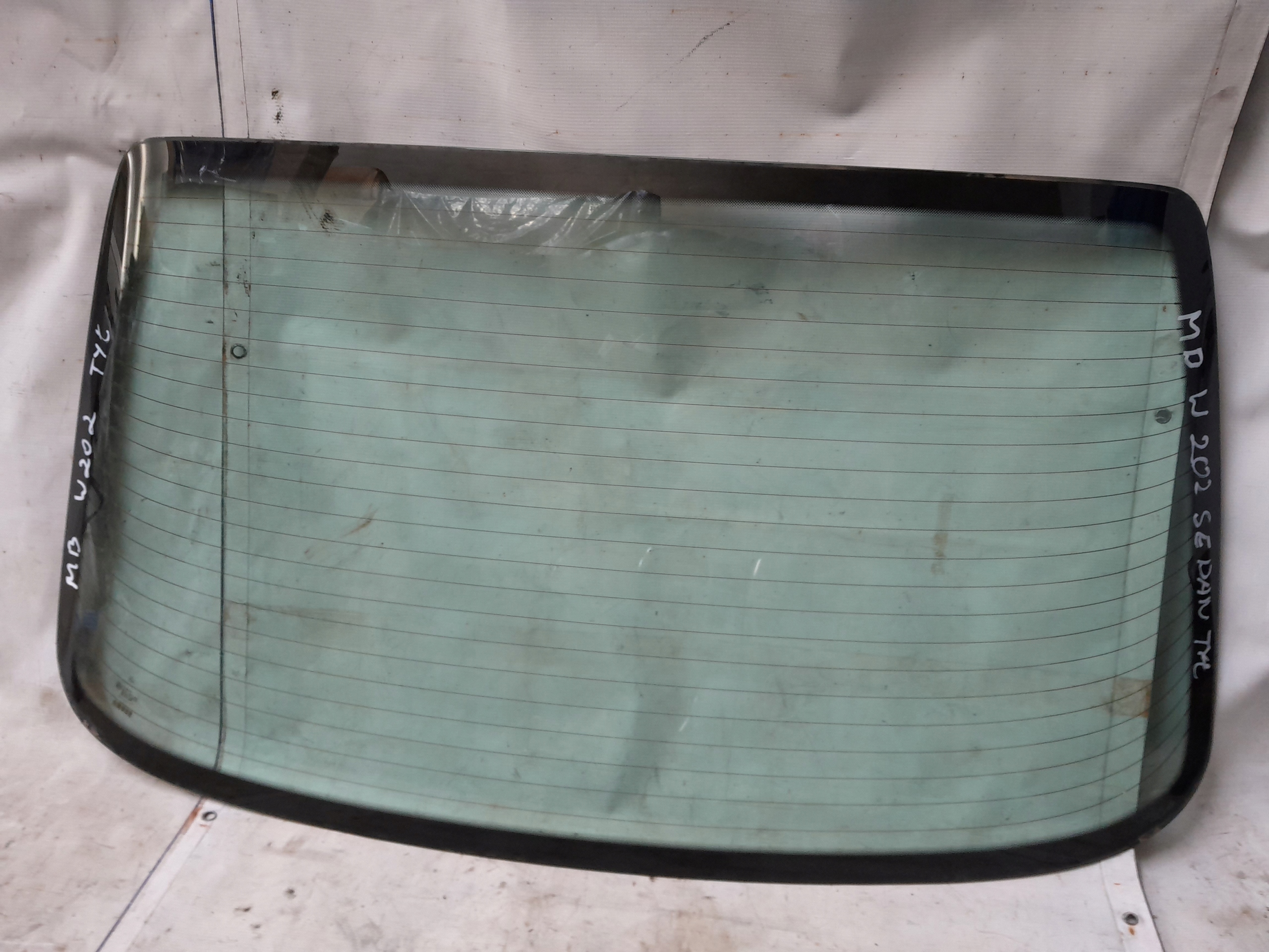 Заднє скло MERCEDES W202 седан