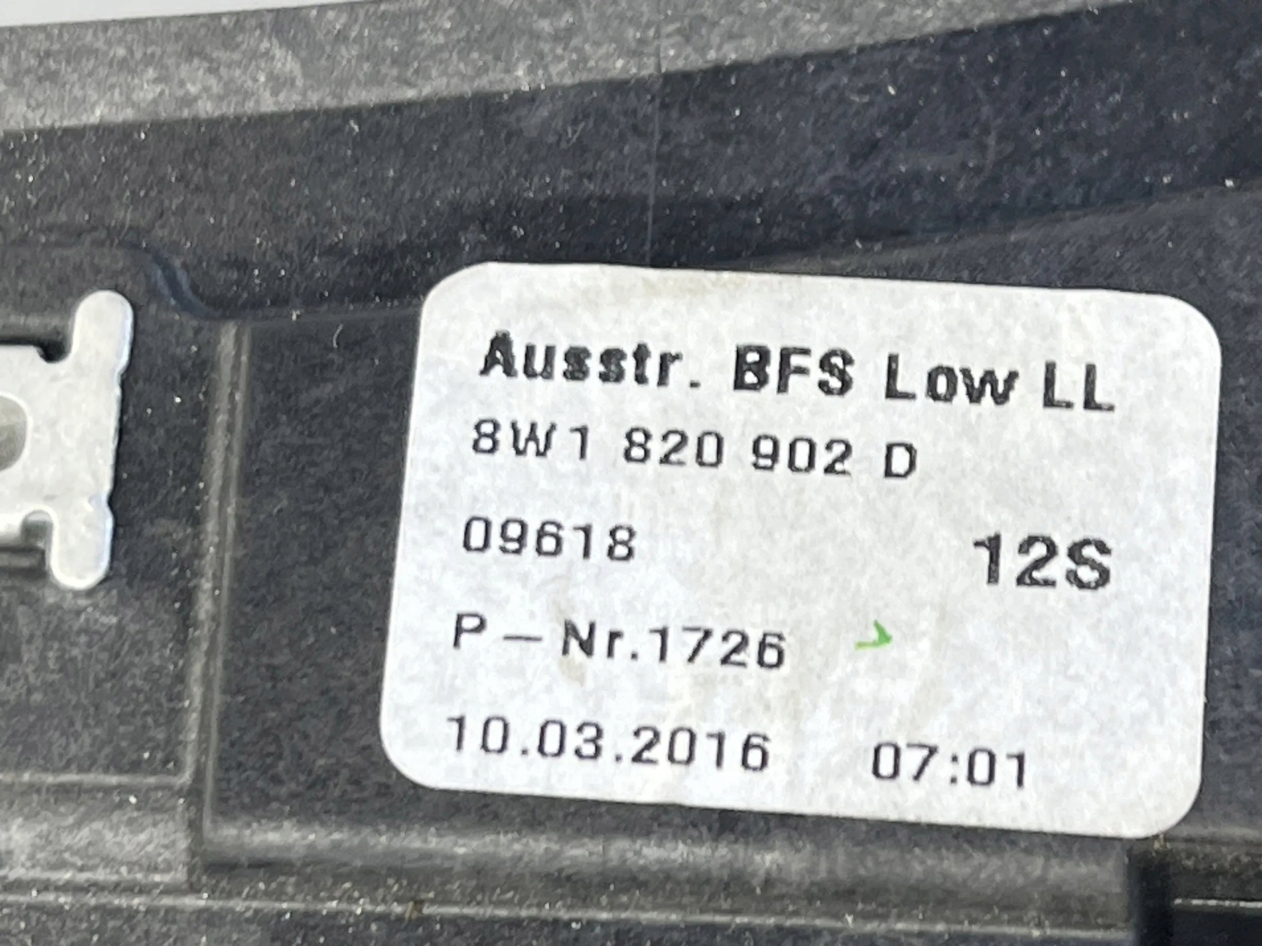 grid intake air of the dashboard dashboard 8W1820902D AUDI A4 B9