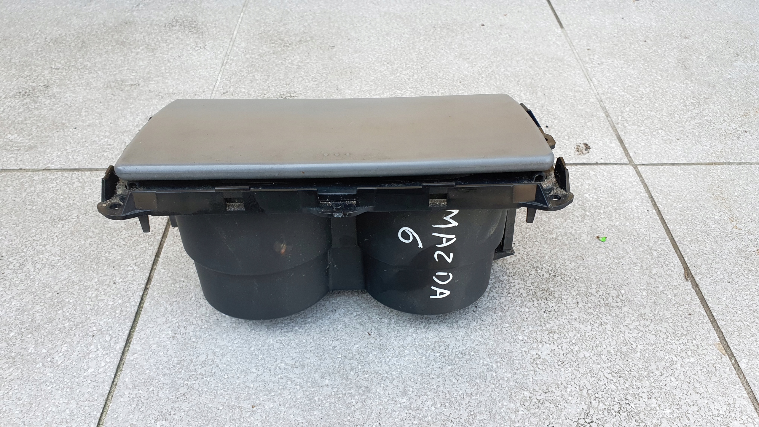 капхолдер полка бардачок mazda oe GJ6A6436
