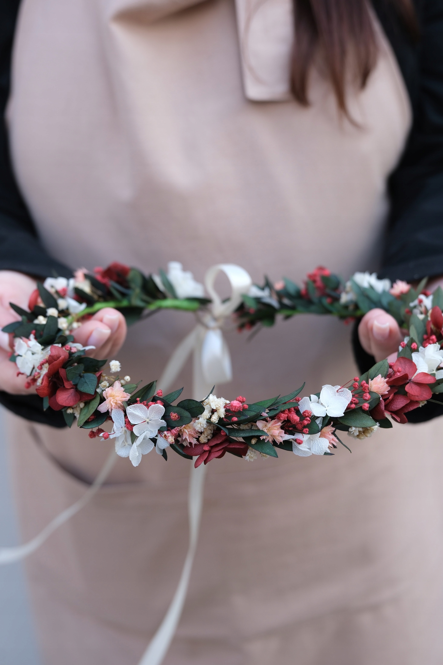 Věnec na hlavu ze sušených květin a trávy, věnec na svatební hostina, přijímání