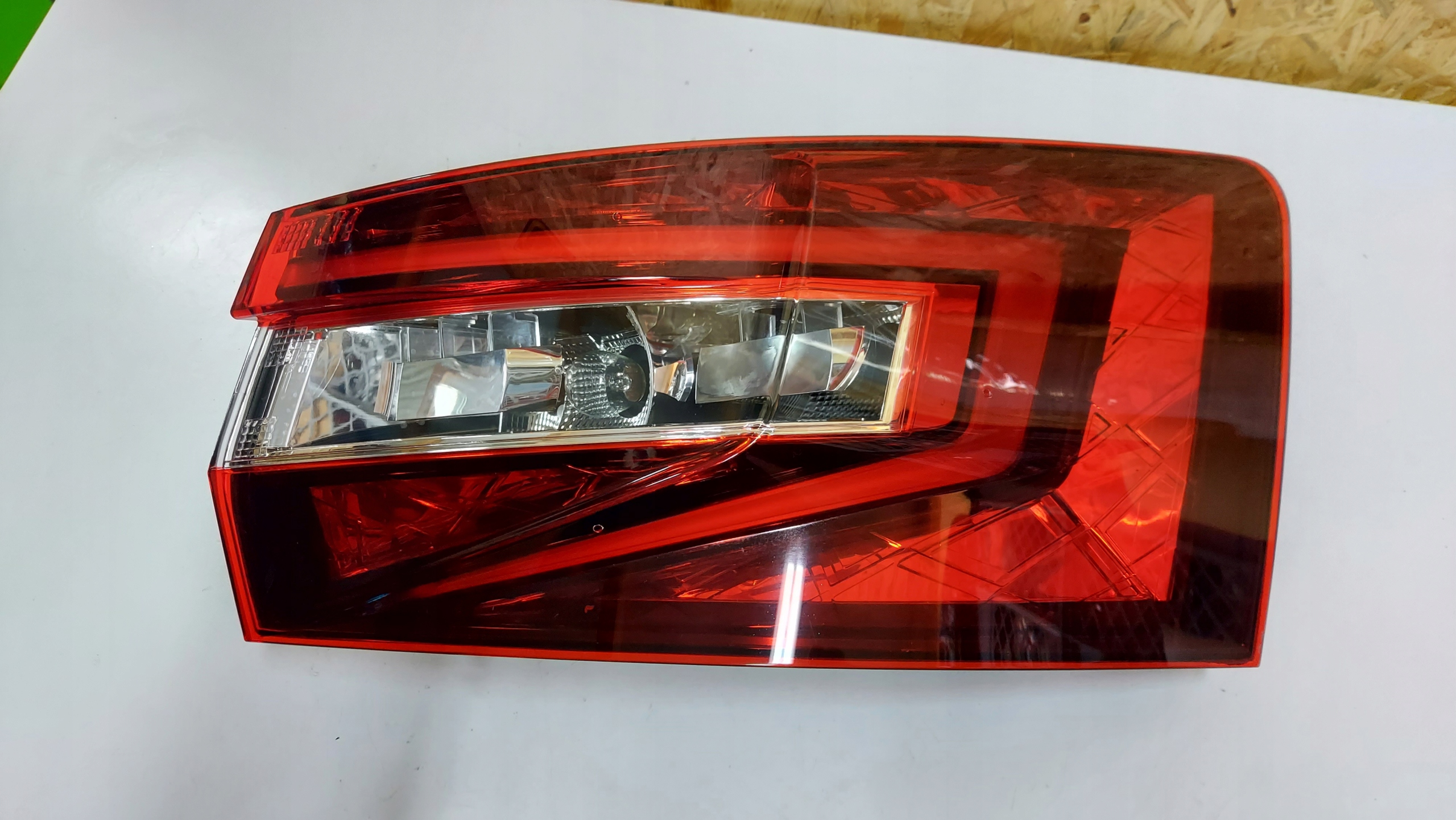 LAMPA PRAWA PRAWY R TYŁ TYLNA SKODA SUPERB III KOMBI 3 COMBI