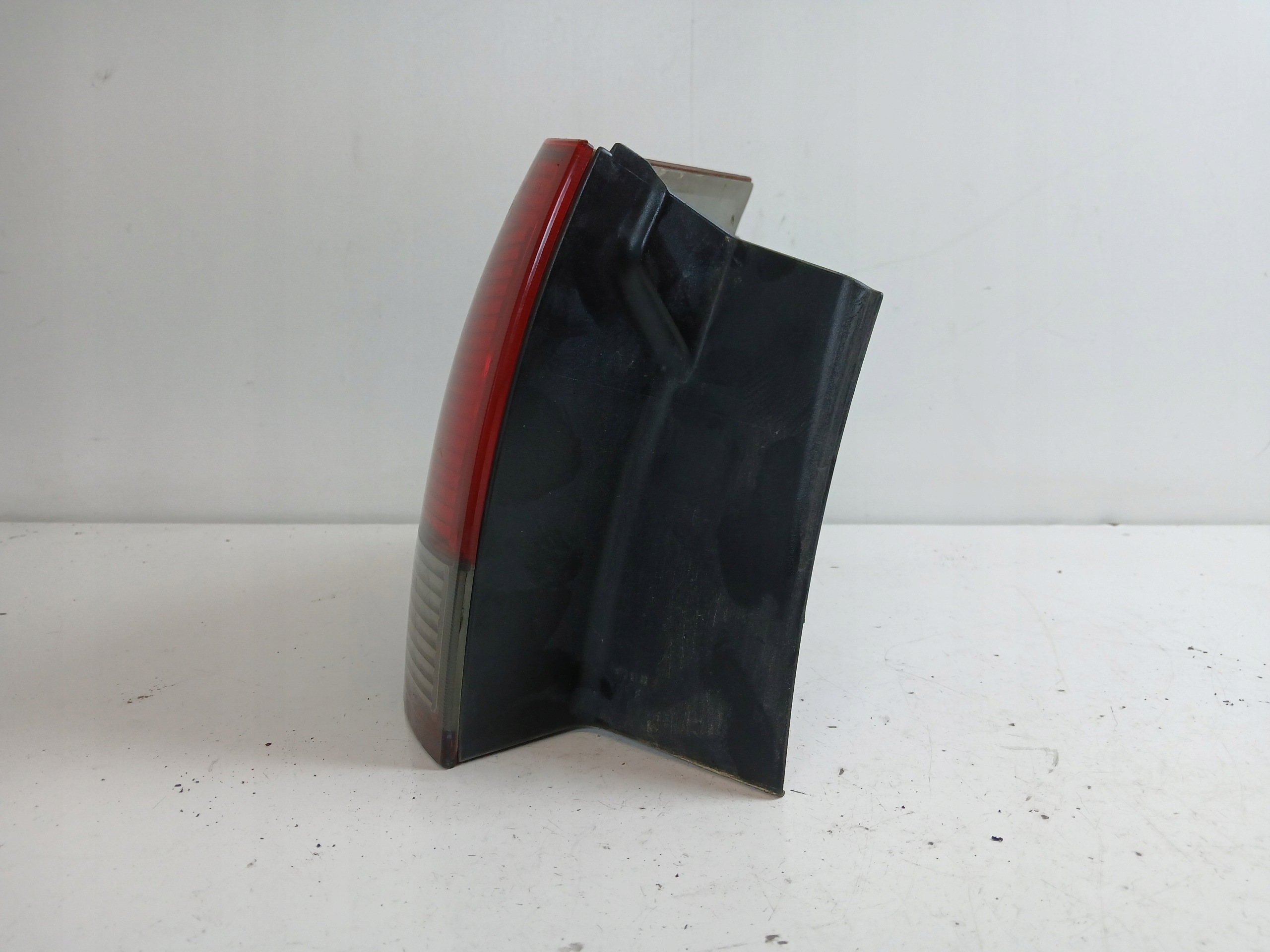 OPEL VECTRA C KOMBI light left rear part CIEMNA 13184022