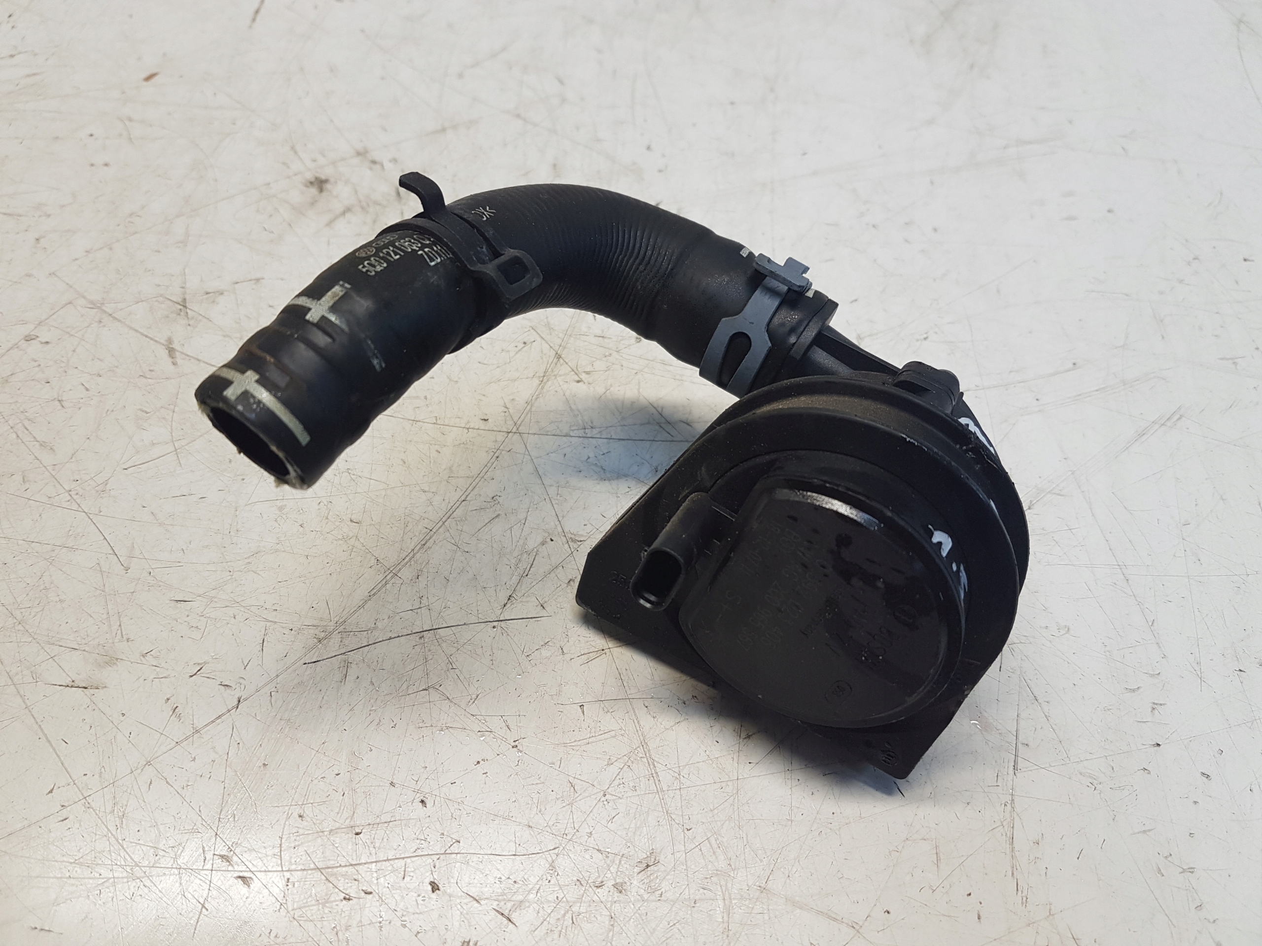 СИДІННЯ ATECA ДОДАТКОВИЙ ВОДЯНИЙ НАСОС ТРУБА 2Q0965567