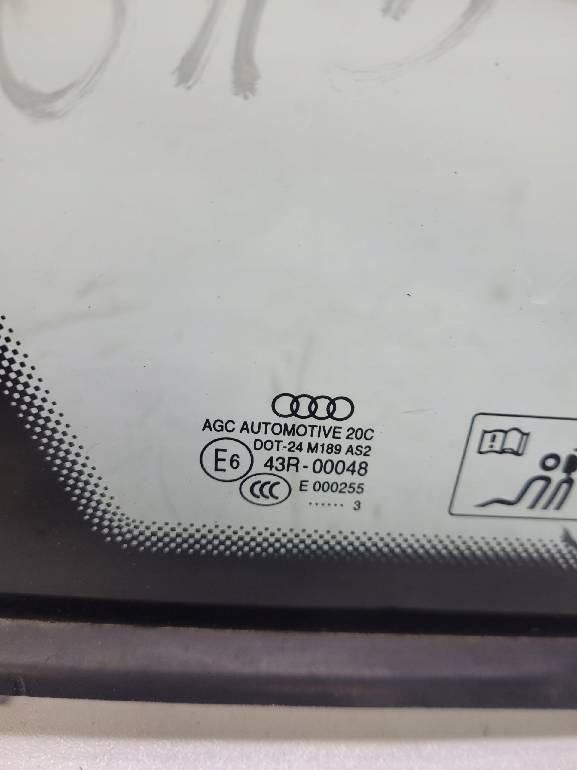 window bodywork AUDI A4 B8 8K5 sedan CHROM left rear part 2013R original !!!
