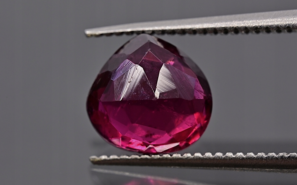 Turmalín oboustranně fasetovaný slza 7,5x7,5 mm