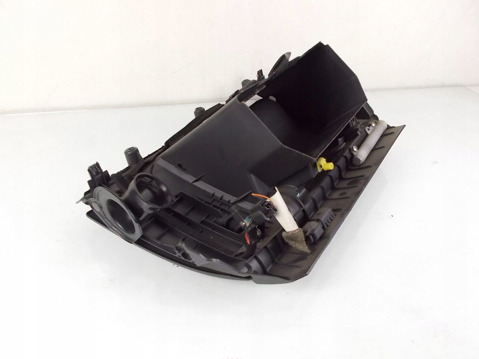 бардачок 8626141 volvo c30 год 06-10