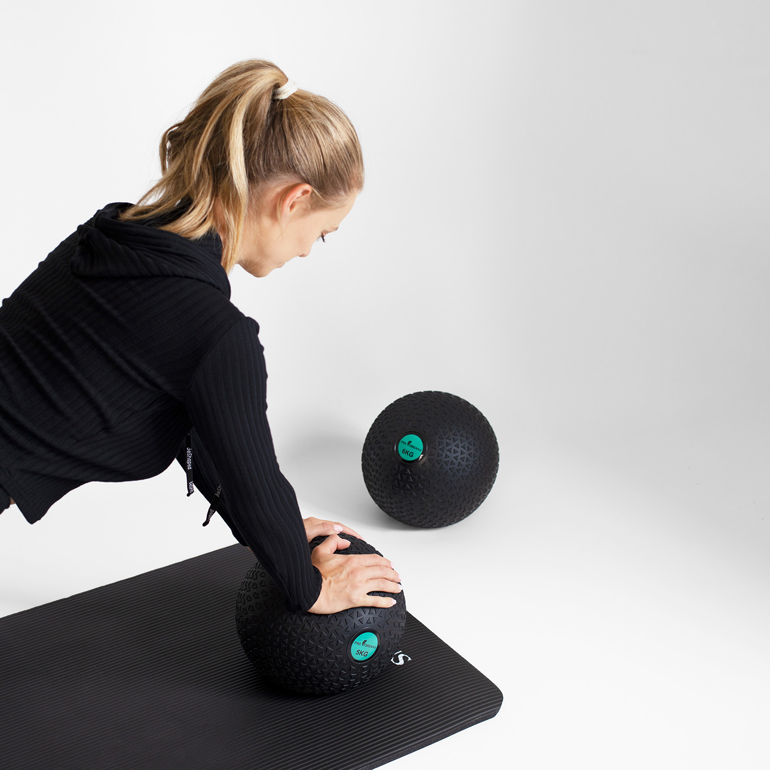 PIŁKA REHABILITACYJNA LEKARSKA TRENINGOWA DO ĆWICZEŃ SLAM BALL 5KG Kolor dominujący czarny