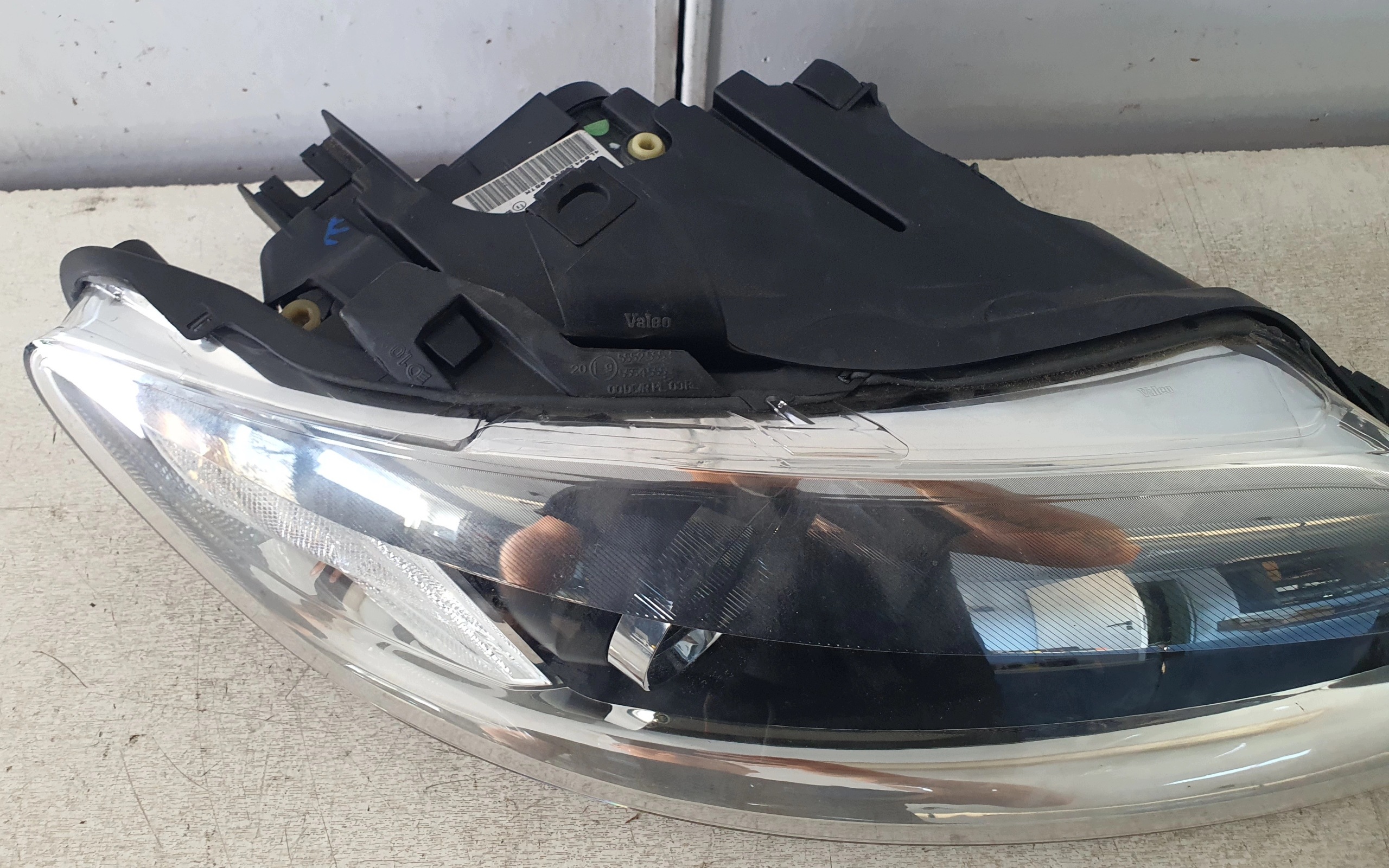 AUDI Q7 4L 05-09 REFLEKTOR light right BIXENON SKRETNA 4L0941004B