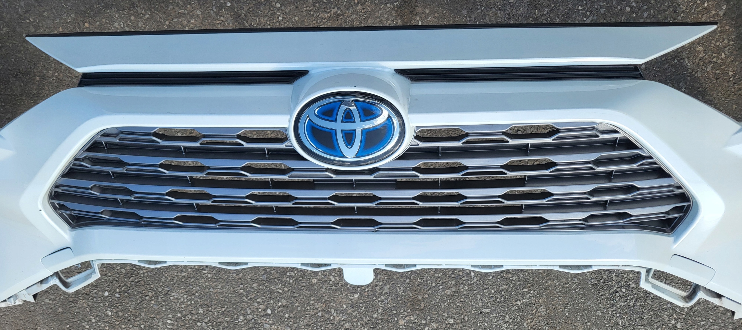 bumper front grille front grill LOGO logo TOYOTA RAV4 V hybrid OE