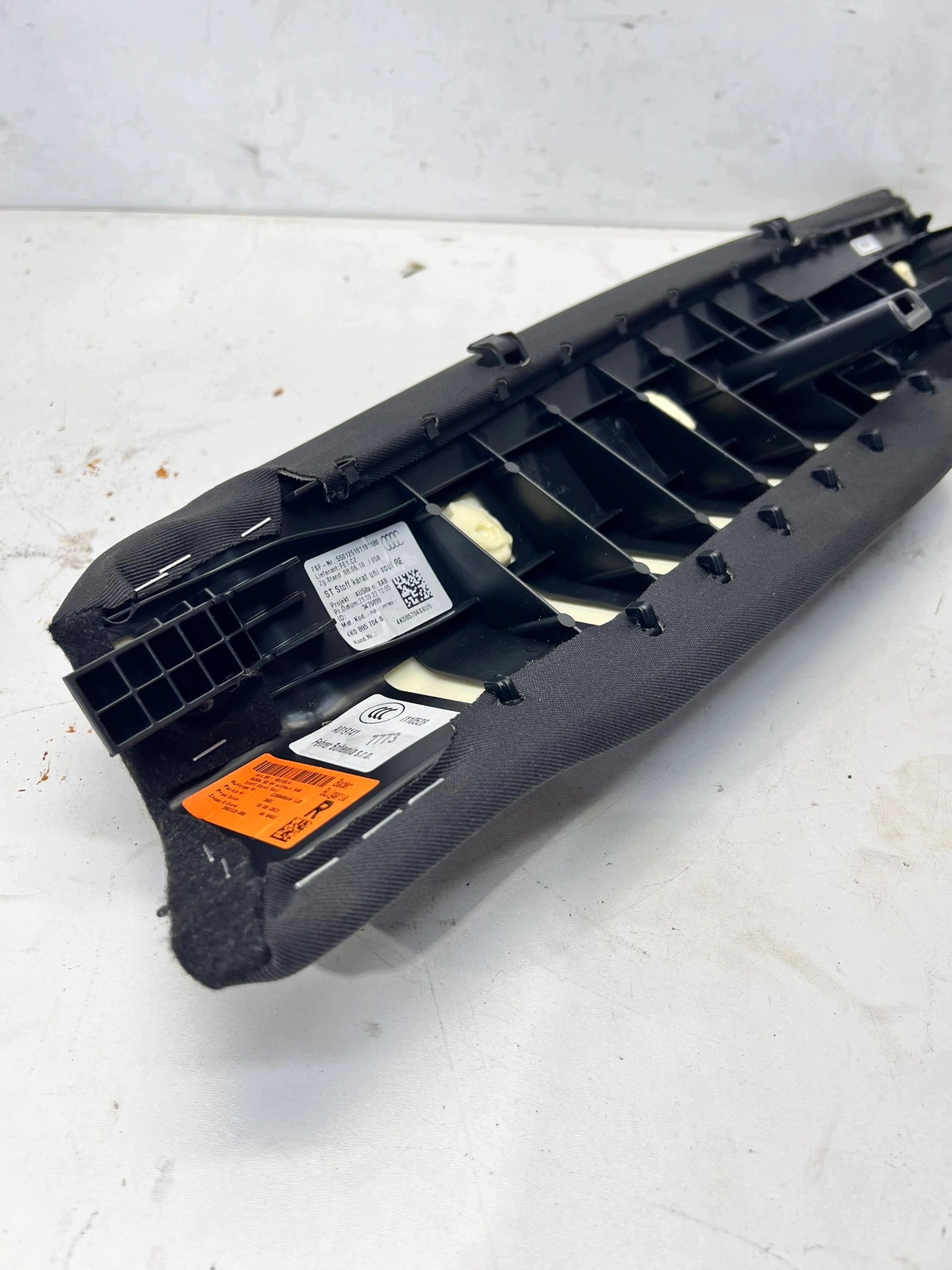 BOK OPARCIE KANAPY right MATERIAL AUDI A6 C8 4K0885704S SU9