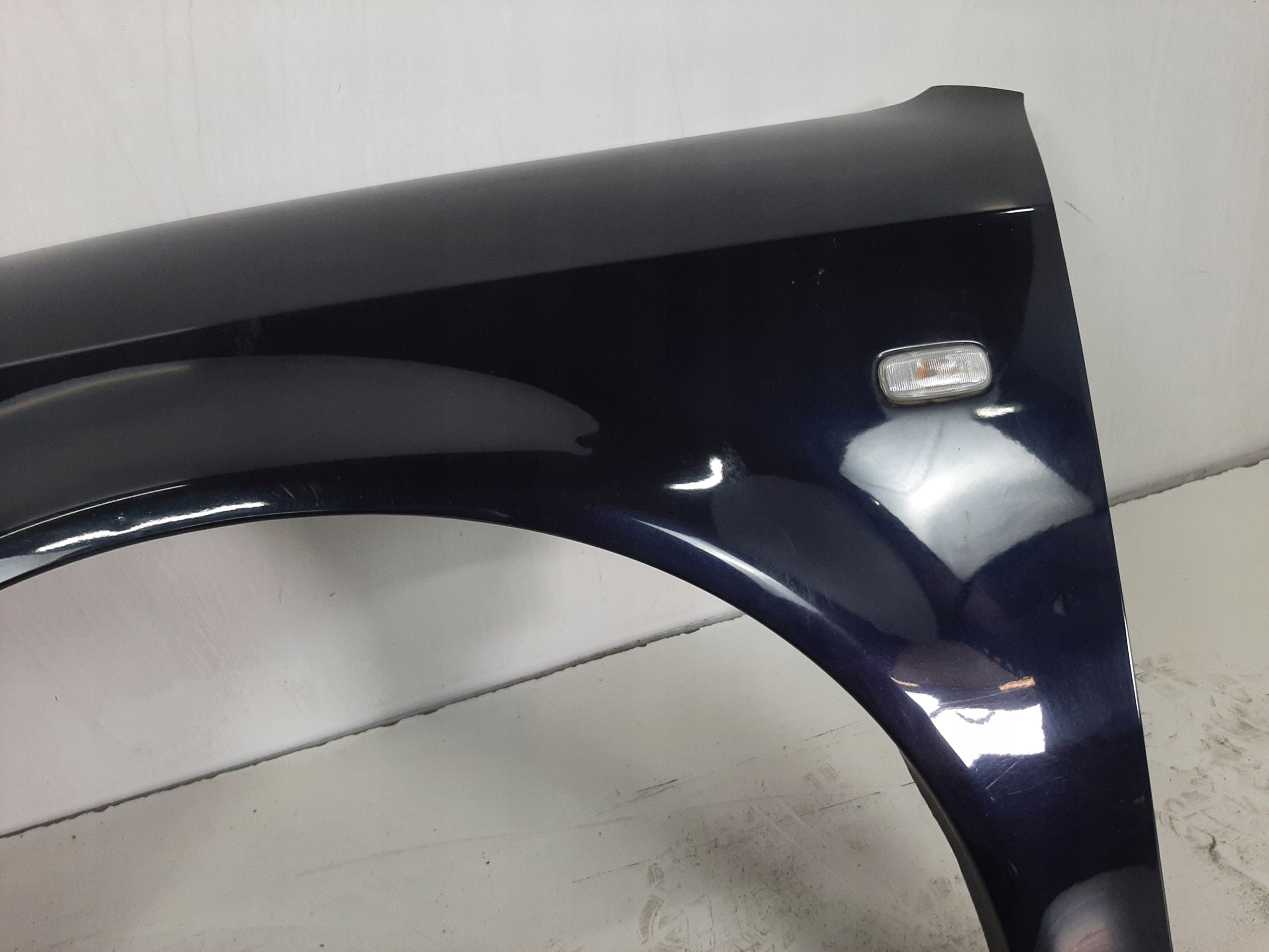 AUDI A6 C5 SEDAN 2.4 30V 01R BLOTNIK LEWY PRZOD KOD L5ZL 4B0821105A Wersja Europejska