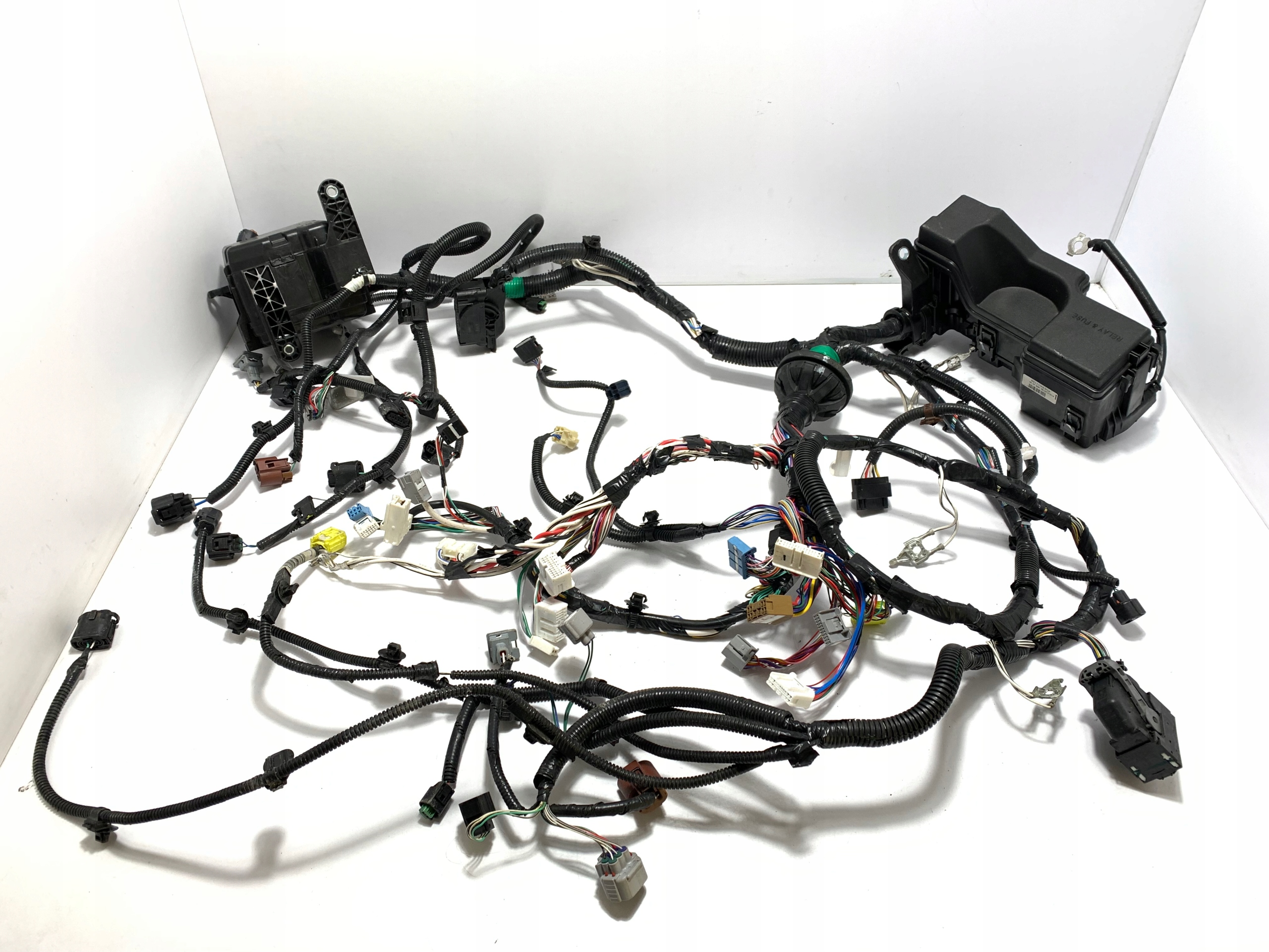 82111-0HL81A PUSZKA BEZPIECZNIKÓW WIĄZKA INSTALACJA TOYOTA AYGO