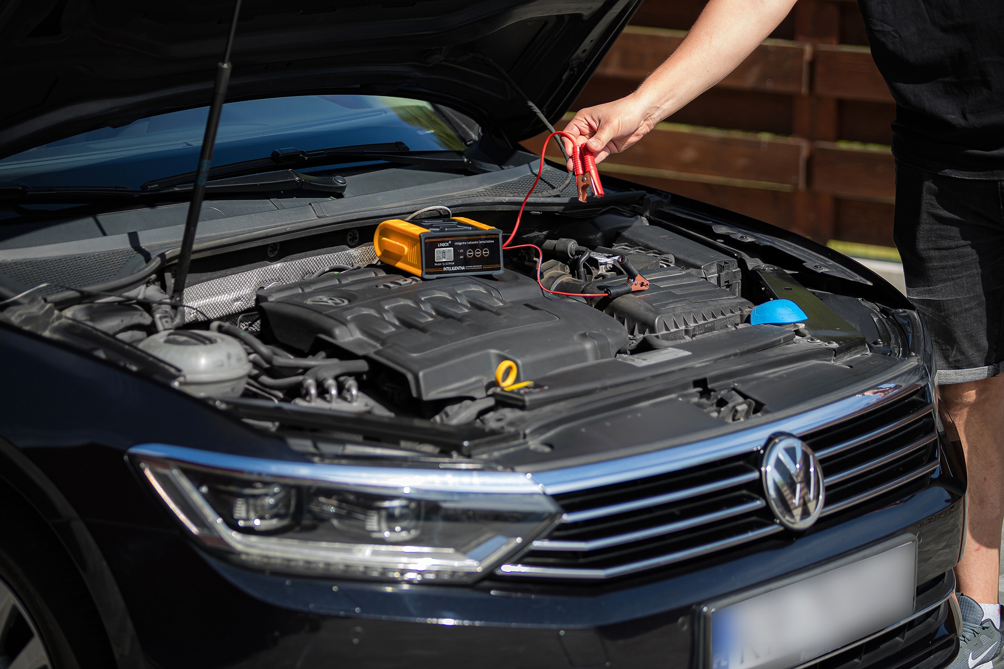 PROSTOWNIK SAMOCHODOWY DO AKUMULATORÓW 24V 12V 25A AGM START-STOP Model Prostownik do akumulatorów