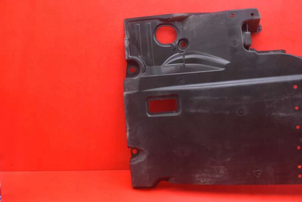 cover plastic chassis 57628-02170 TOYOTA COROLLA E21 19