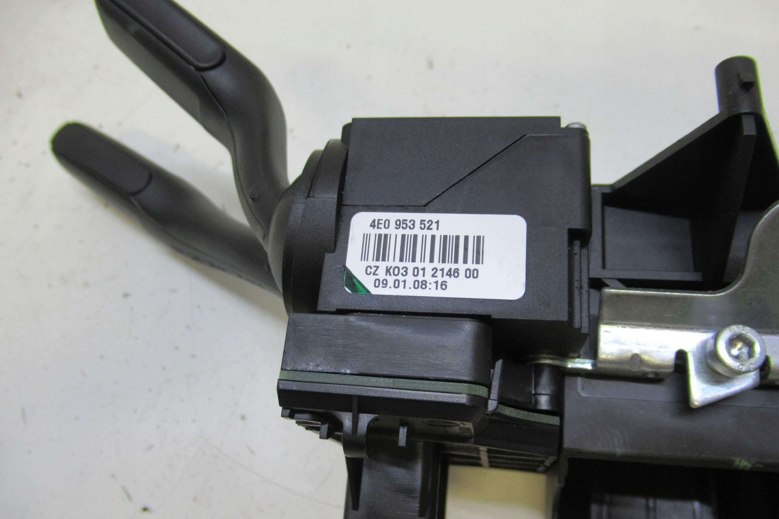 AUDI A6 C6 08R steering wheel levers and controls 4F0910549A