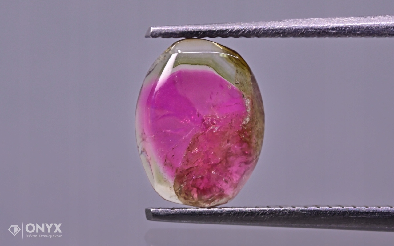 Turmalín konvexní nepravidelná dlažba 8,5x6,5 mm