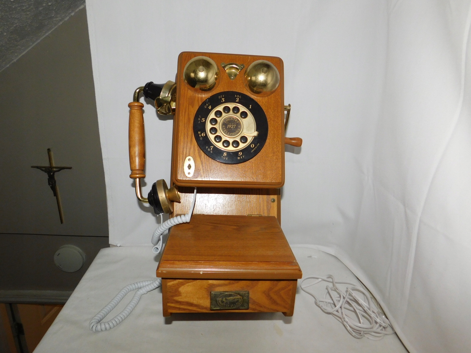 СТАРЫЙ СТИЛЬНЫЙ ДЕРЕВЯННЫЙ ТЕЛЕФОН