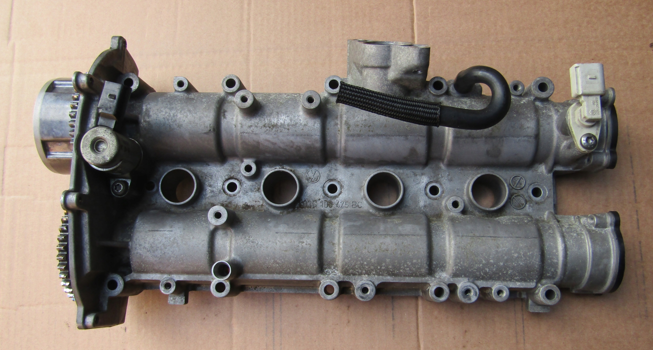 POKRYWA ZAWORÓW NASADA GŁOWICY WAŁKI ROZRZĄDU VW 1.4TFSI 03C103475BC Producent części Volkswagen OE