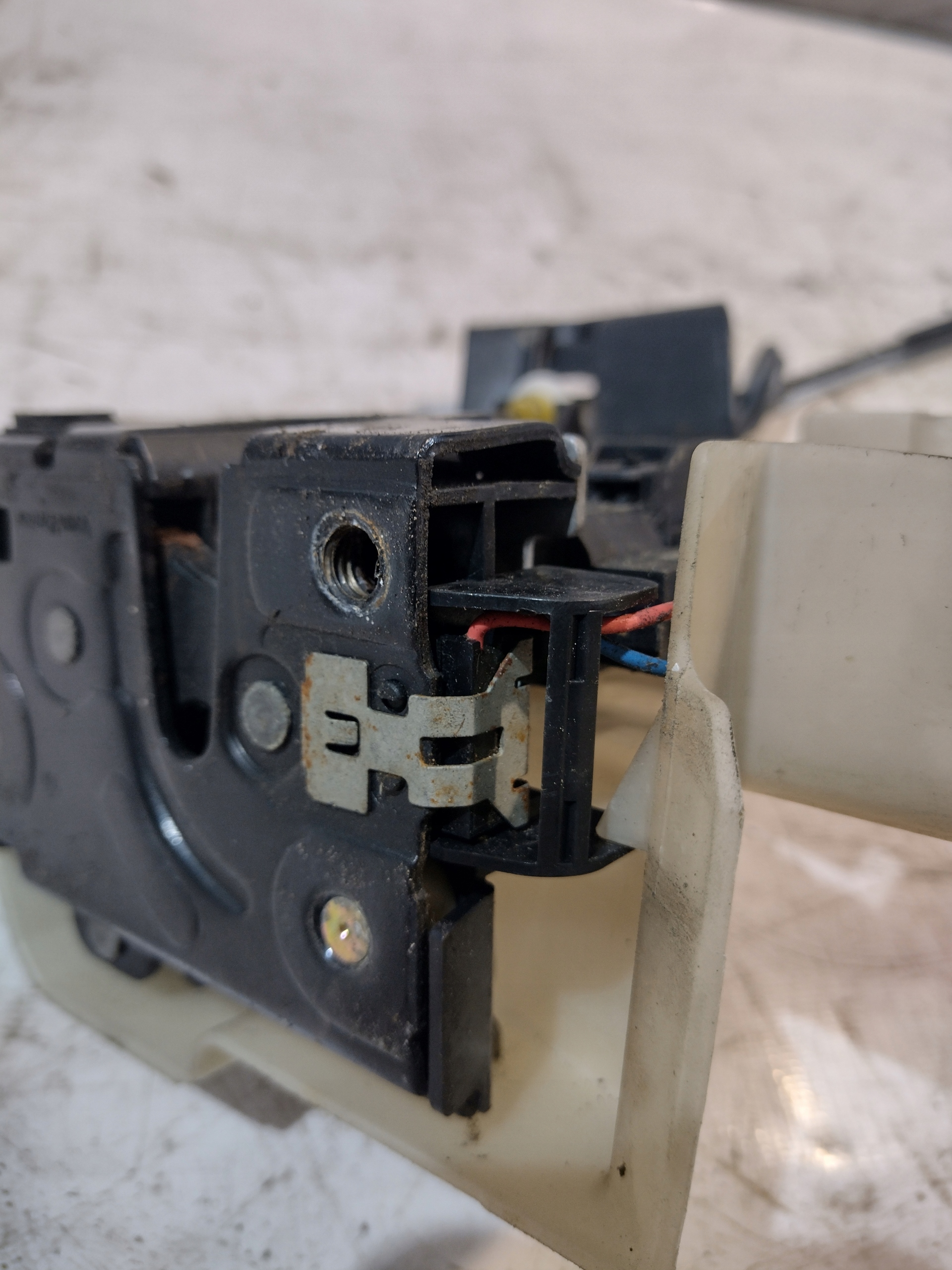 lock door left rear part Porsche Cayenne and 7L0839015