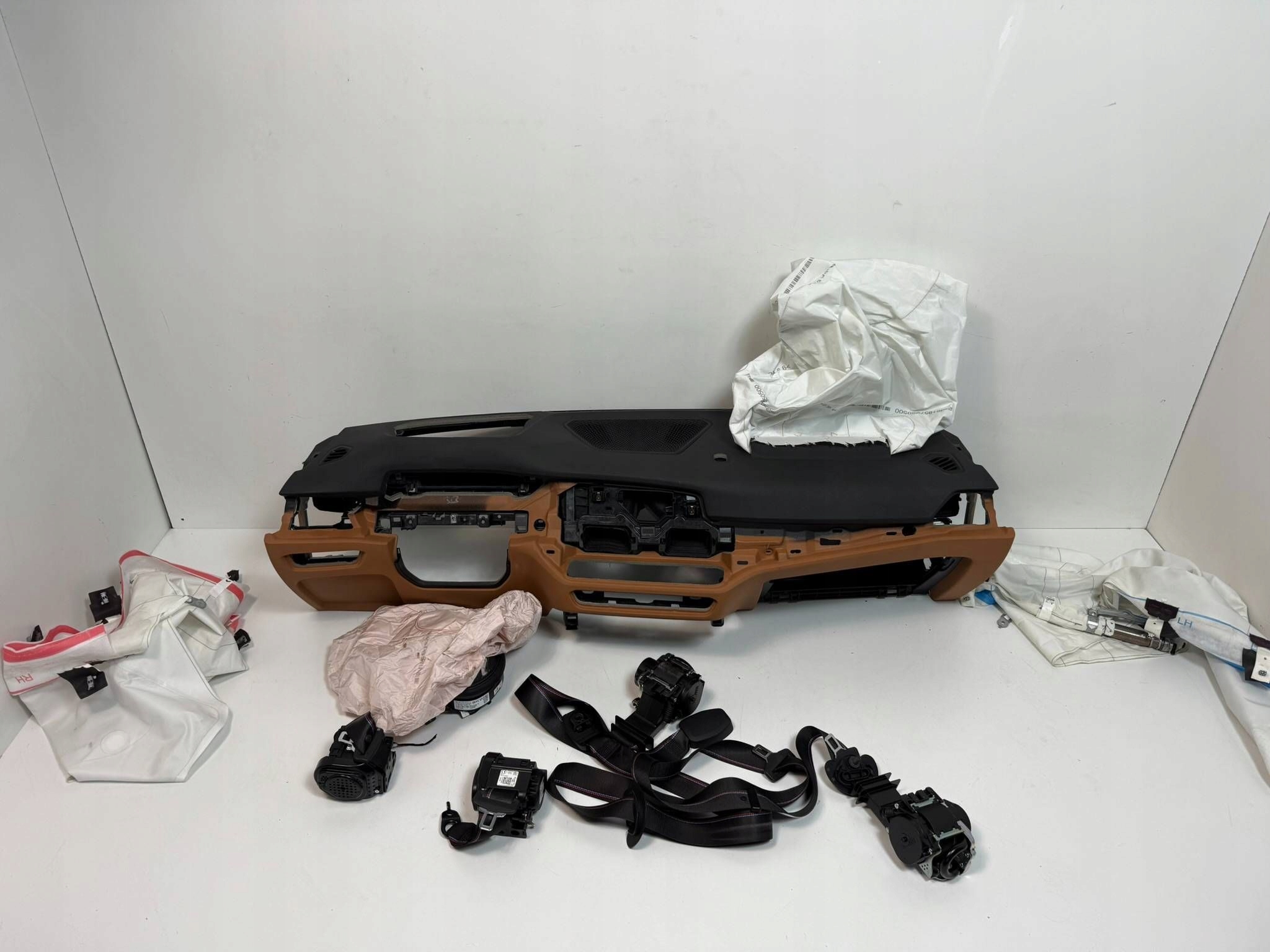 BMW G26 dashboard instrument panel console airbags kurtny