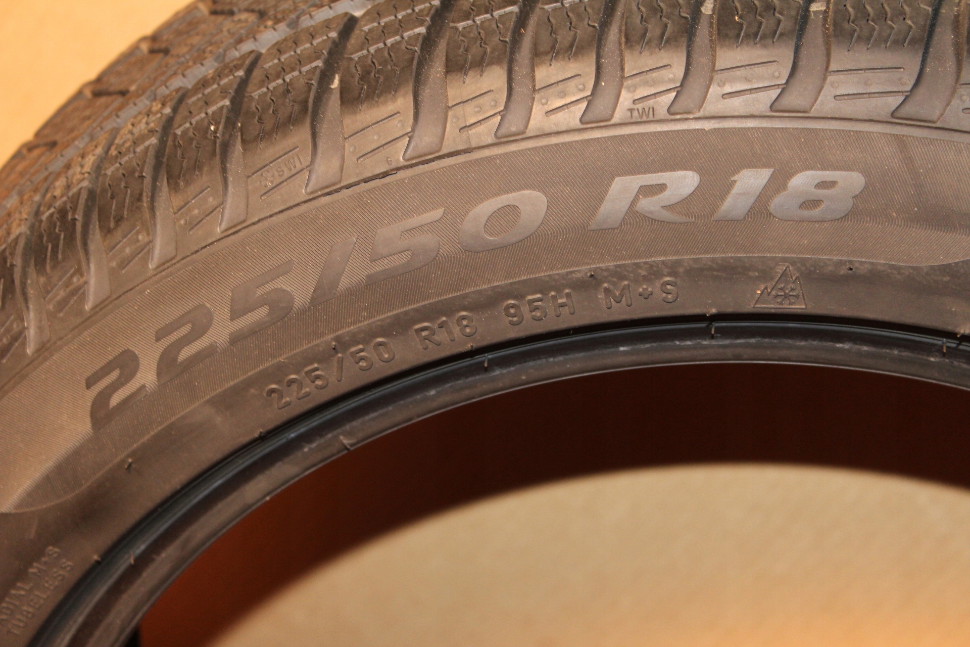OPONY ZIMOWE 225/50R18 95H PIRELLI SOTTOZERO 3 RFT x2szt Szerokość opony 225 mm