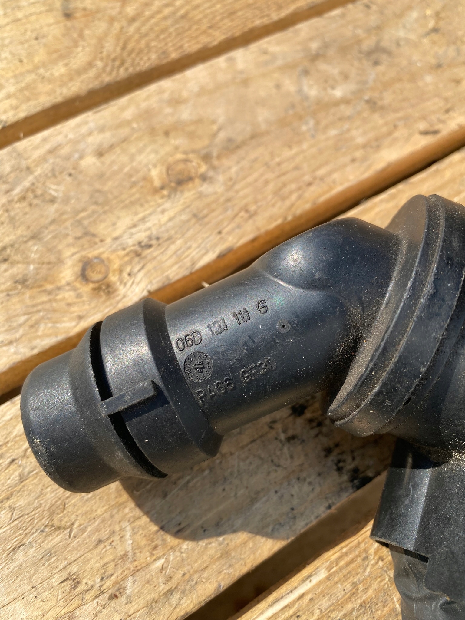 termostat spojka vody AUDI A4 A6 B7 C6 06D121111G